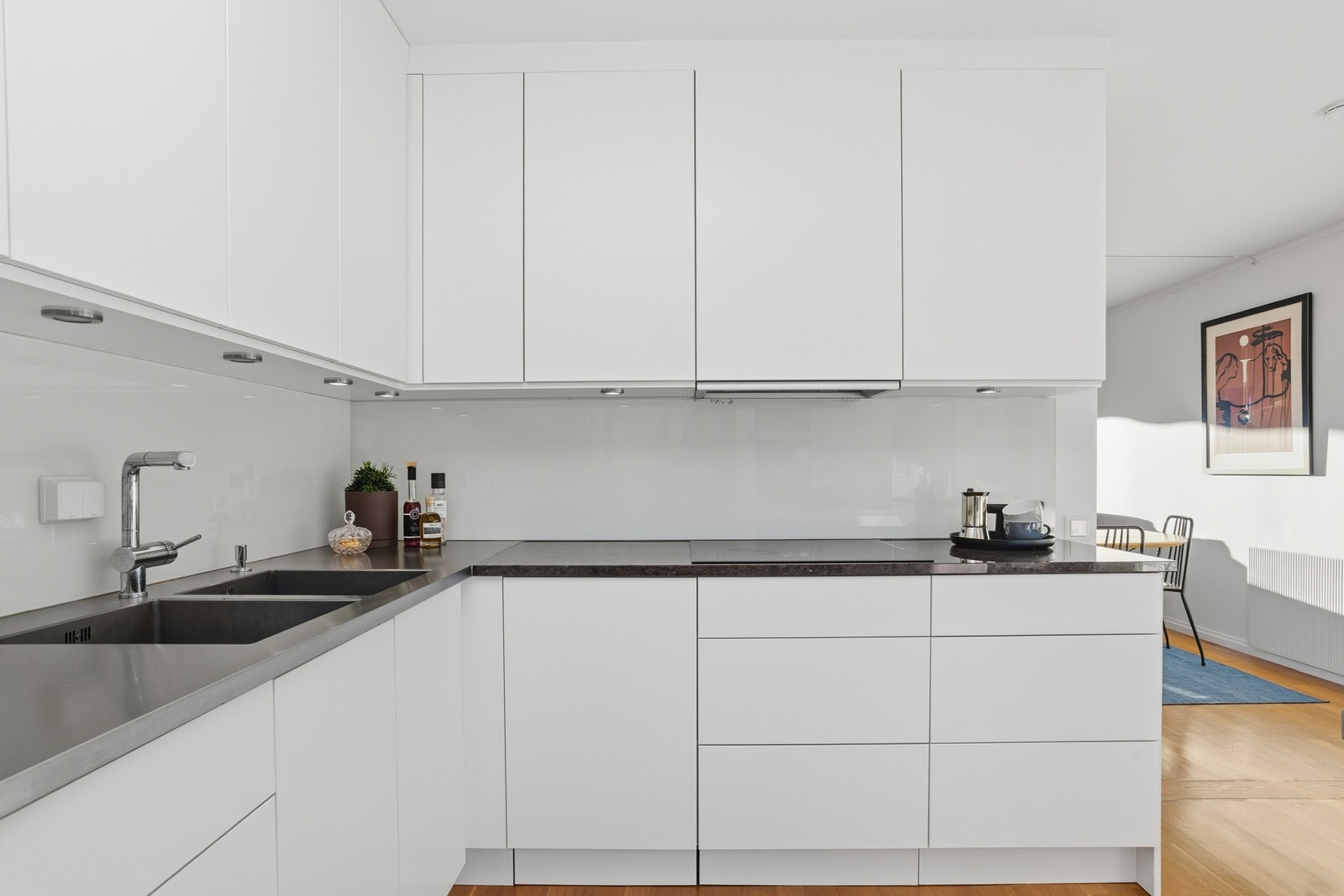 Det er godt med skap- og benkeplass.
Benkeplate av granittstein/rustfritt stål Blanco. Galleribilde