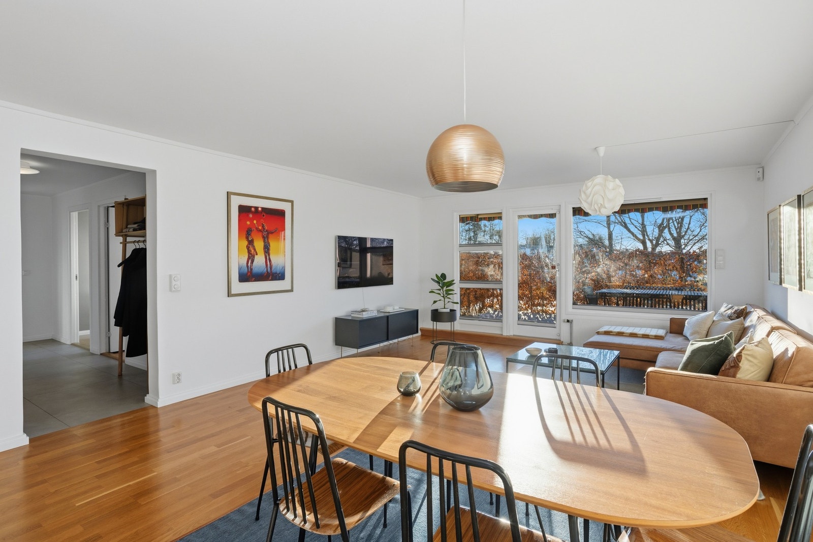 Stue med plass til sofa og spisegruppe. Det er videre utgang til terrassen fra stuen. Galleribilde