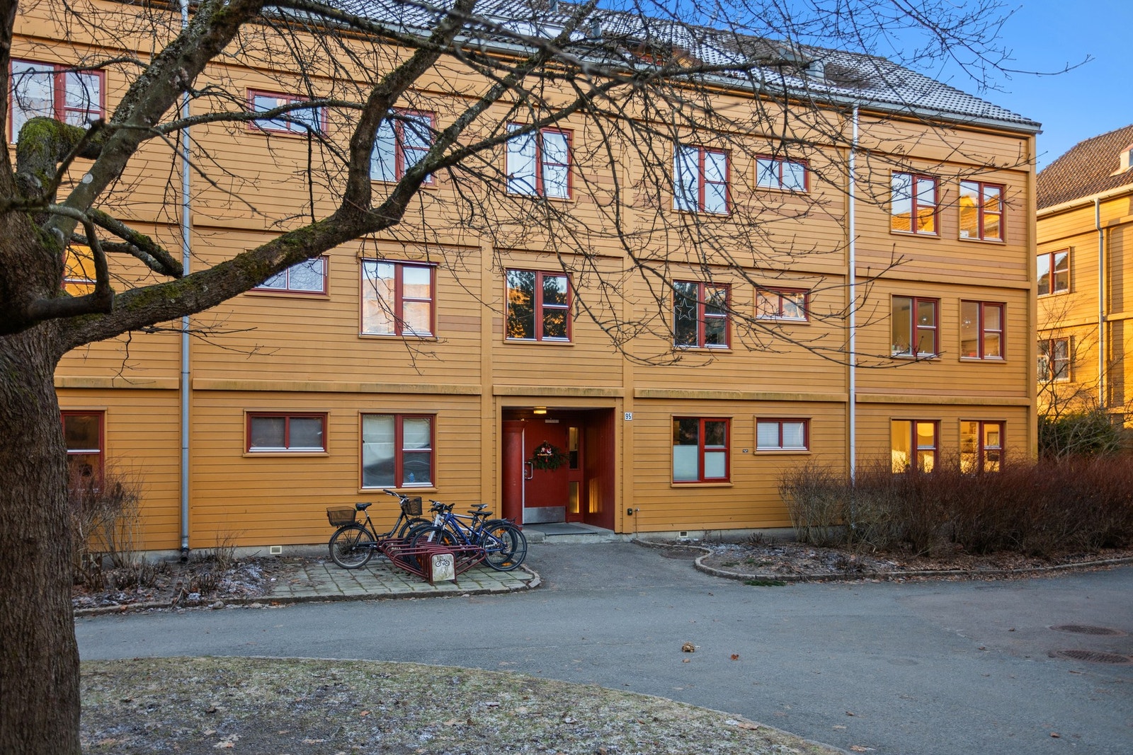 Leiligheten har beliggenhet i 1. etasje på høyre side. Galleribilde