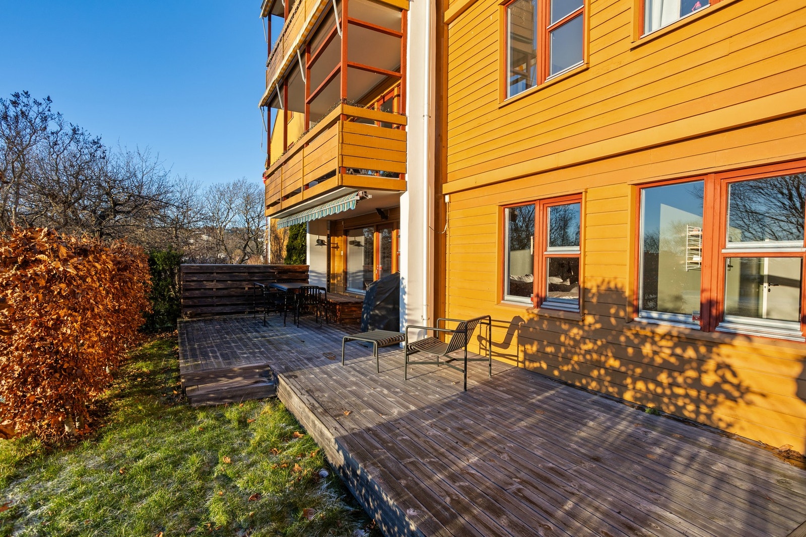 Markterrassen er skjermet med en pen hekk. Galleribilde