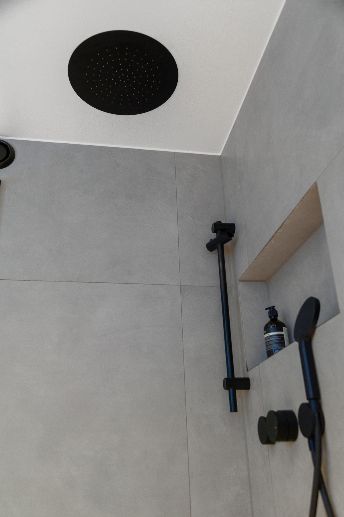 Dusjarmatur tilkoblet
hånddusj og regndusj. Galleribilde