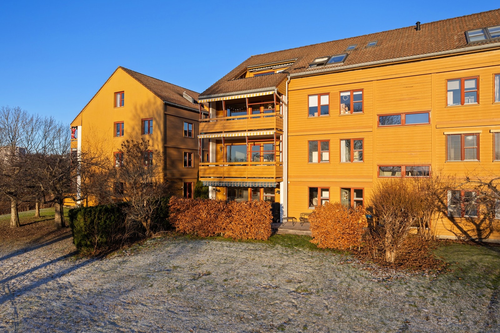 Leiligheten har en unik beliggenhet, er sydvestvendt og ligger i frontrekken av borettslaget, uten gjenboere. Galleribilde