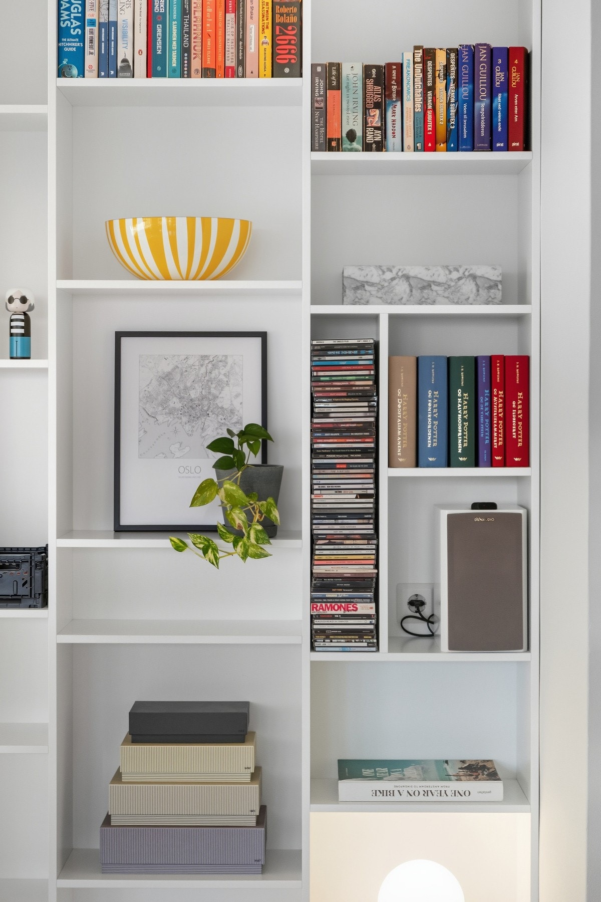 Plassbygget bokhylle av møbelarkitekt. Galleribilde