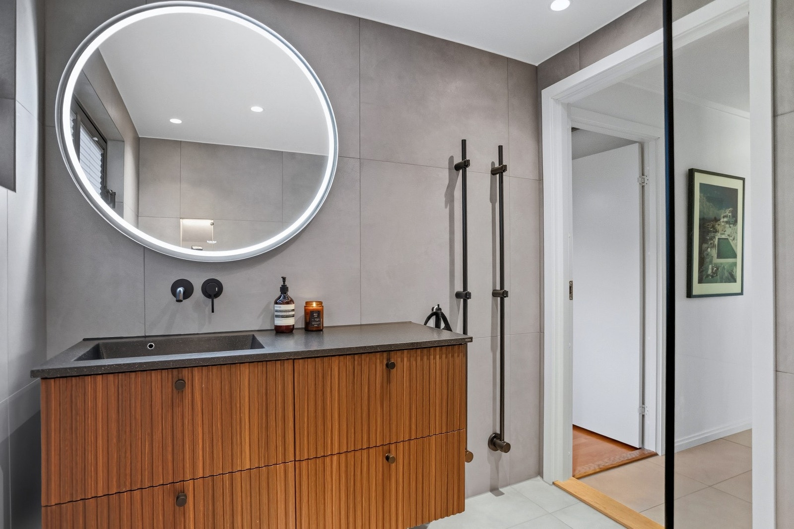 Bad med elektrisk håndklevarmere. Galleribilde