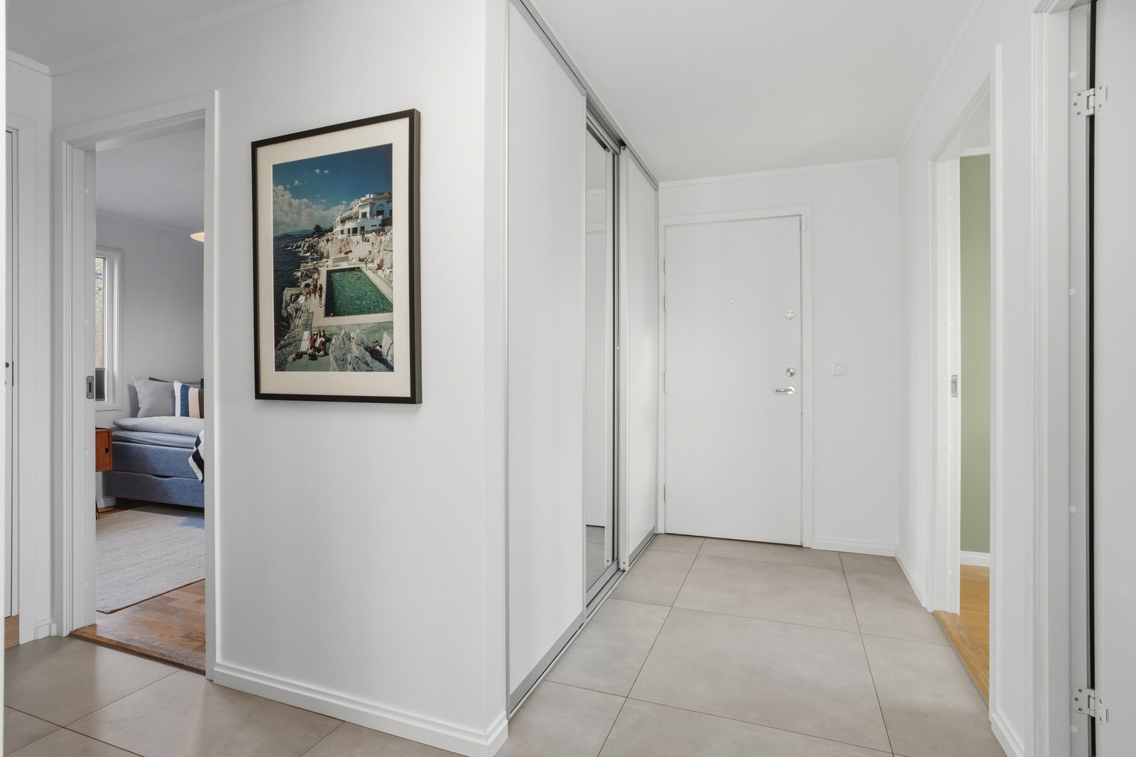 Gang/entré med skyvedørsgarderobe med god plass til yttertøy.
Skyvedørsgarderobe i entré og soverom 1 og 3 er fra Acme. Galleribilde