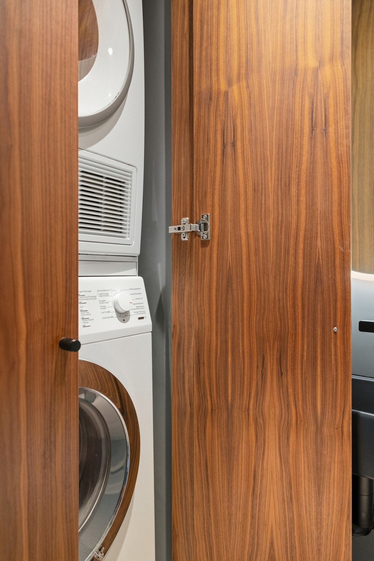 Smart opplegg for vask/tørk på separat wc.
Hyller og dører fra møbelsnekker i valnøttfinér. Galleribilde