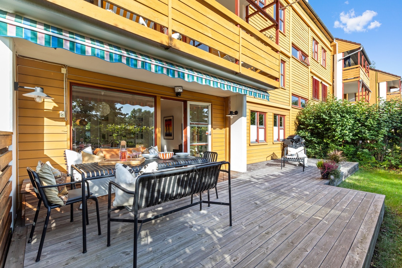 Terrassen fungerer som en ekstra stue i sommerhalvåret. Galleribilde