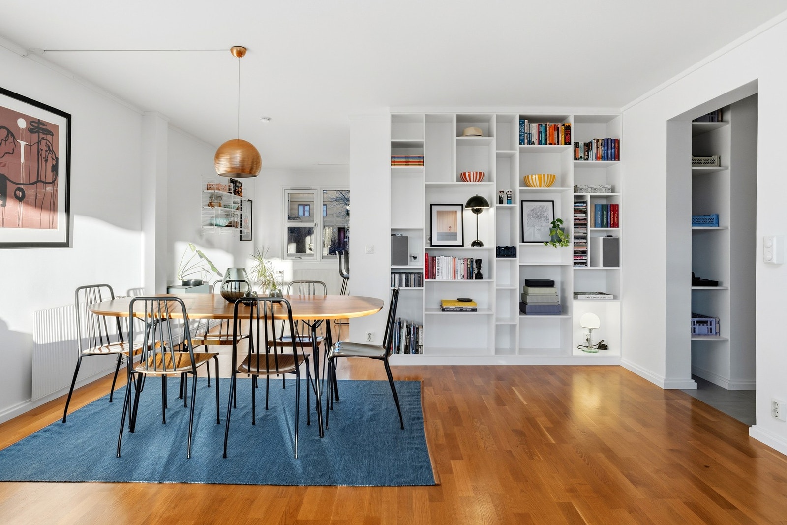 Plassbygget bokhylle av møbelarkitekt. Galleribilde