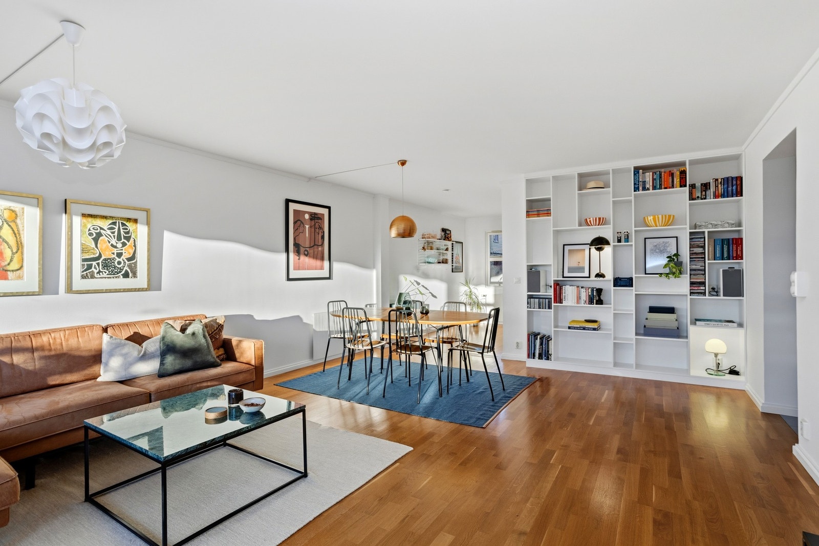 Leiligheten har en bra planløsning med stue og kjøkken vegg-i-vegg. Galleribilde