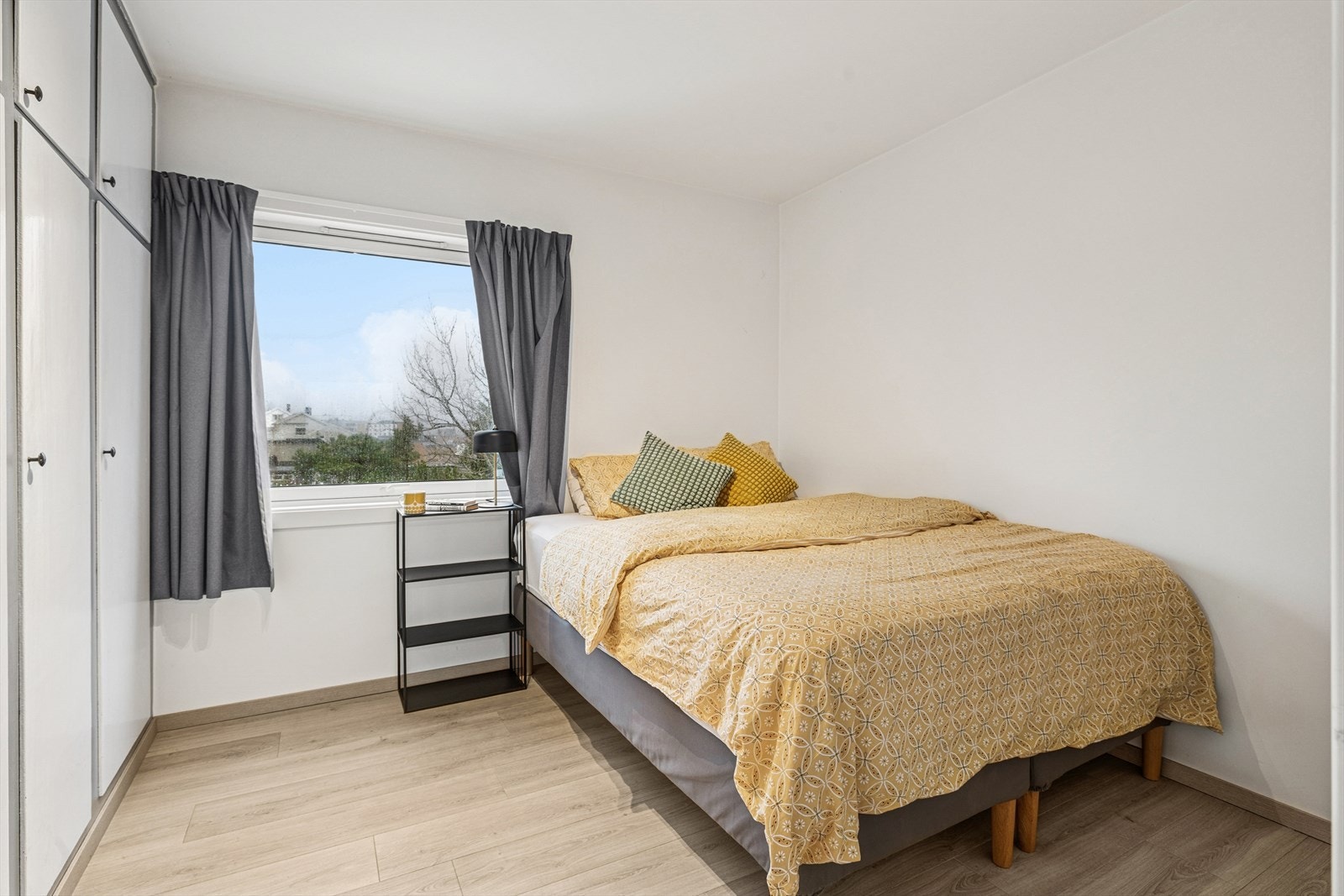 Hovedsoverom av god størrelse med innebygd garderobeløsning Galleribilde