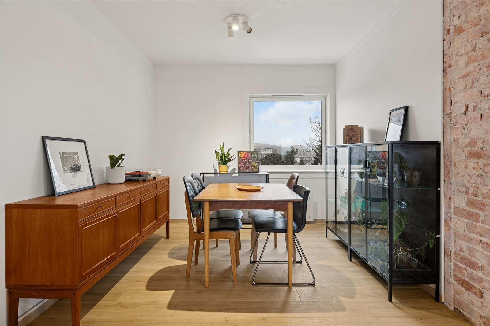 Spisestuen er godkjent som "stue / eventuelt soverom" Galleribilde