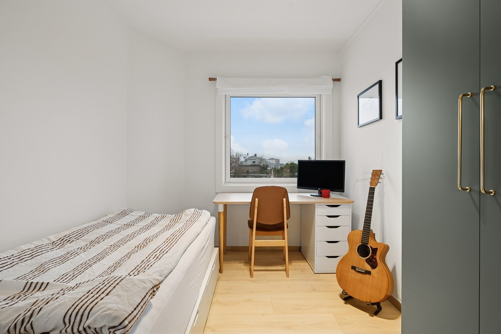 Soverom 2 med plass til både seng, garderobe og skrivebord. Galleribilde