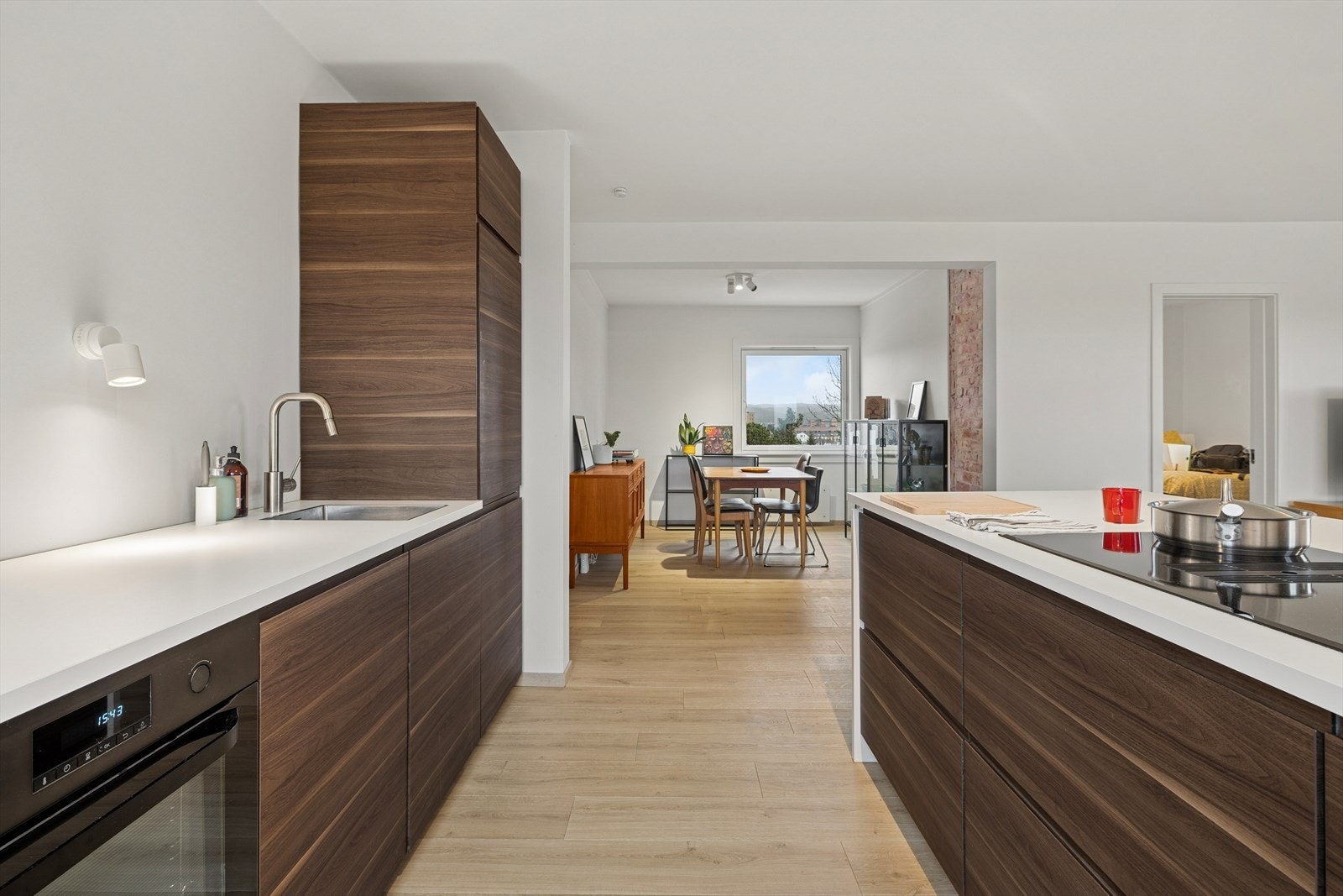 Kjøkkenet fra IKEA med rikelig benk- og skapplass for ypperlige arbeids- og oppbevaringsforhold. Galleribilde