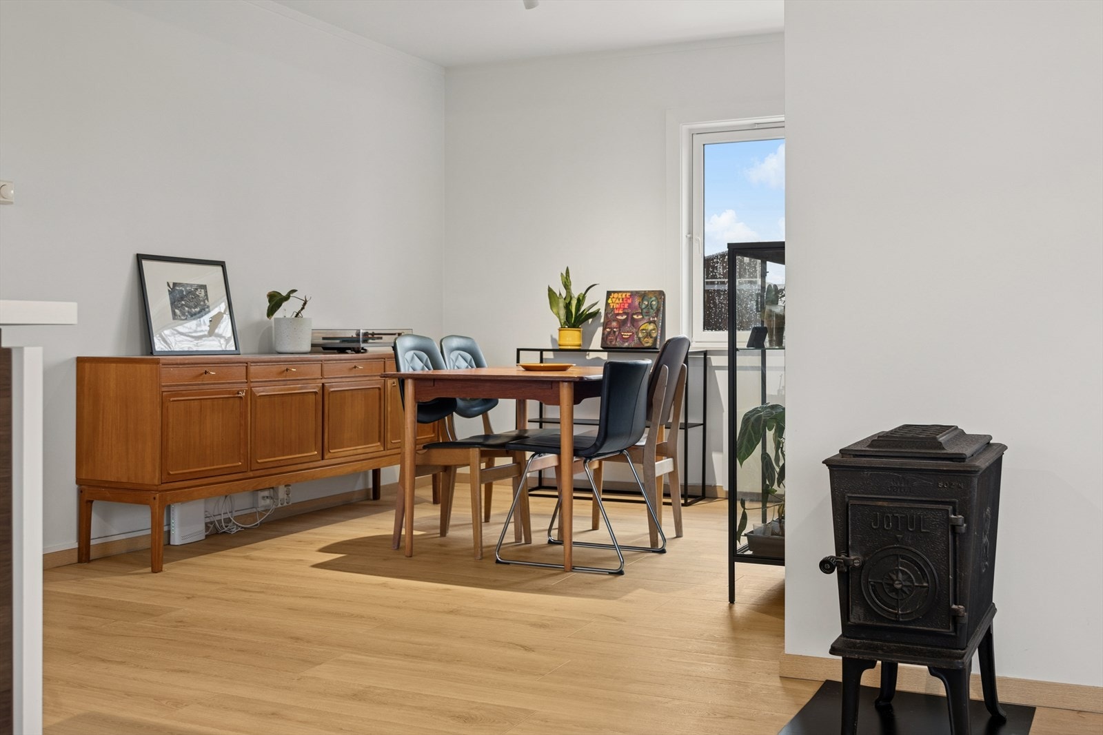 Koselig liten peis fra Jotul som skaper en hyggelig atmosfære i rommet. Galleribilde