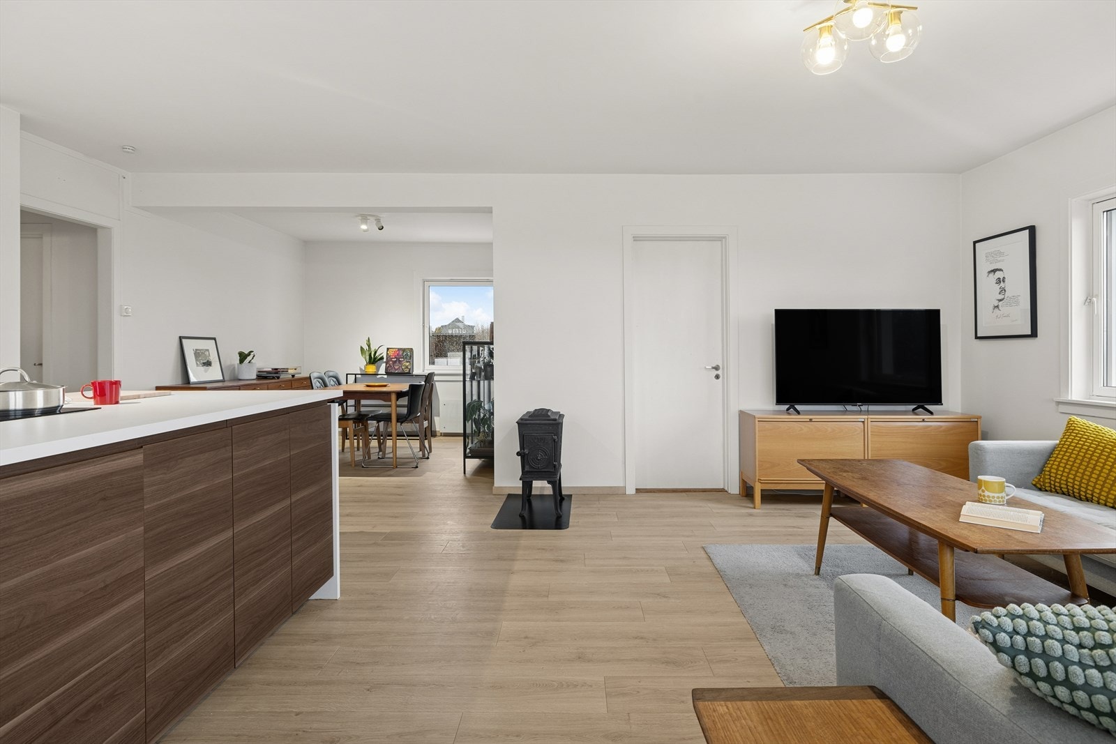 Leiligheten har en romslig stue og kjøkkenløsning, med egen spisestue Galleribilde