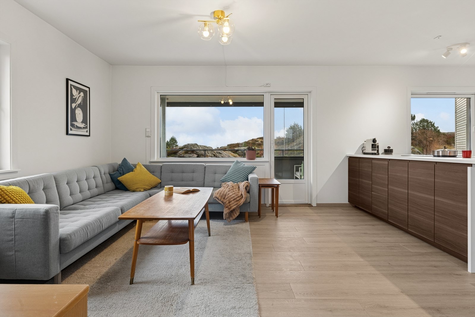 Leiligheten er oppgradert i nyere tid med blant annet kjøkken, overflater og nytt elektrisk anlegg! Galleribilde