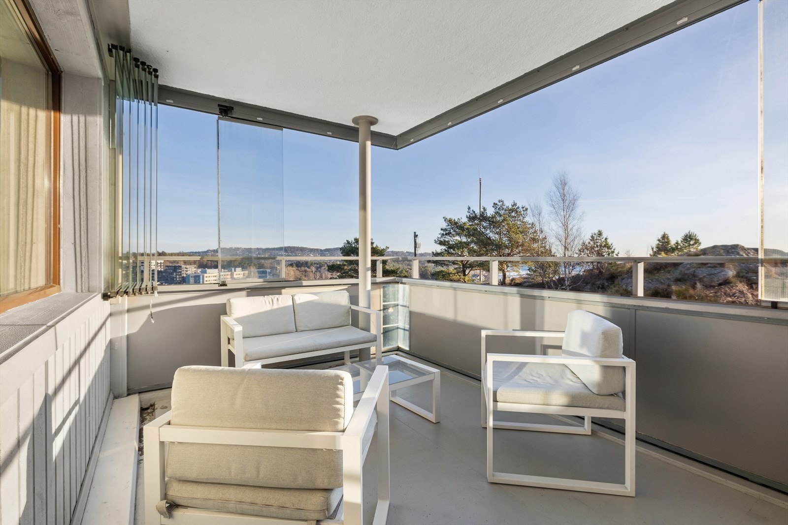 Balkongen er innglasset, og kan utnyttes uansett vær. Galleribilde