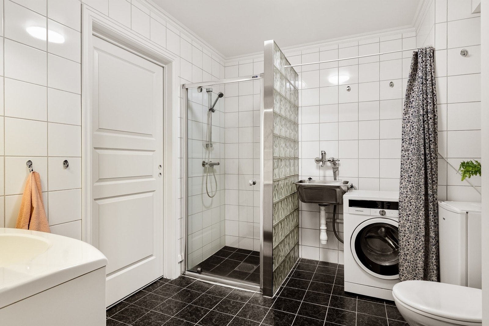 Bad med dusjhjørne, opplegg til vaskemaskin, wc, utslagsvask og servant med innredning Galleribilde