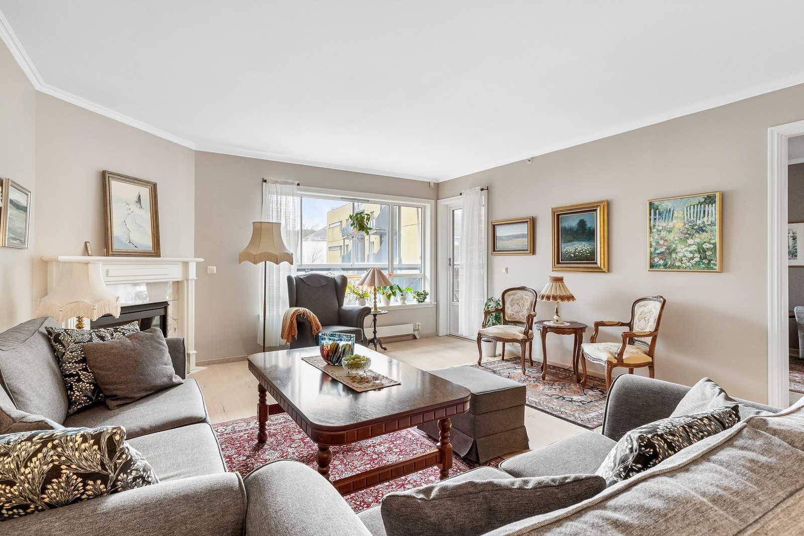 Stue med utgang til balkong Galleribilde