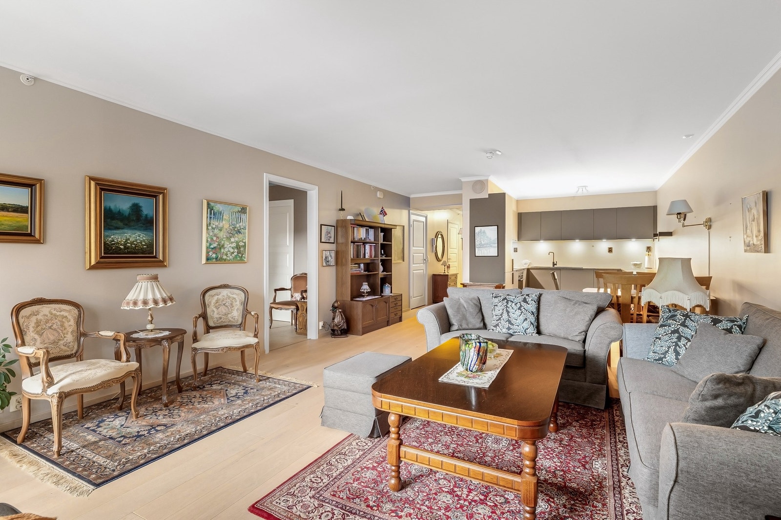 Pene, lyse parkettgulv og stue og kjøkken i åpen løsning Galleribilde