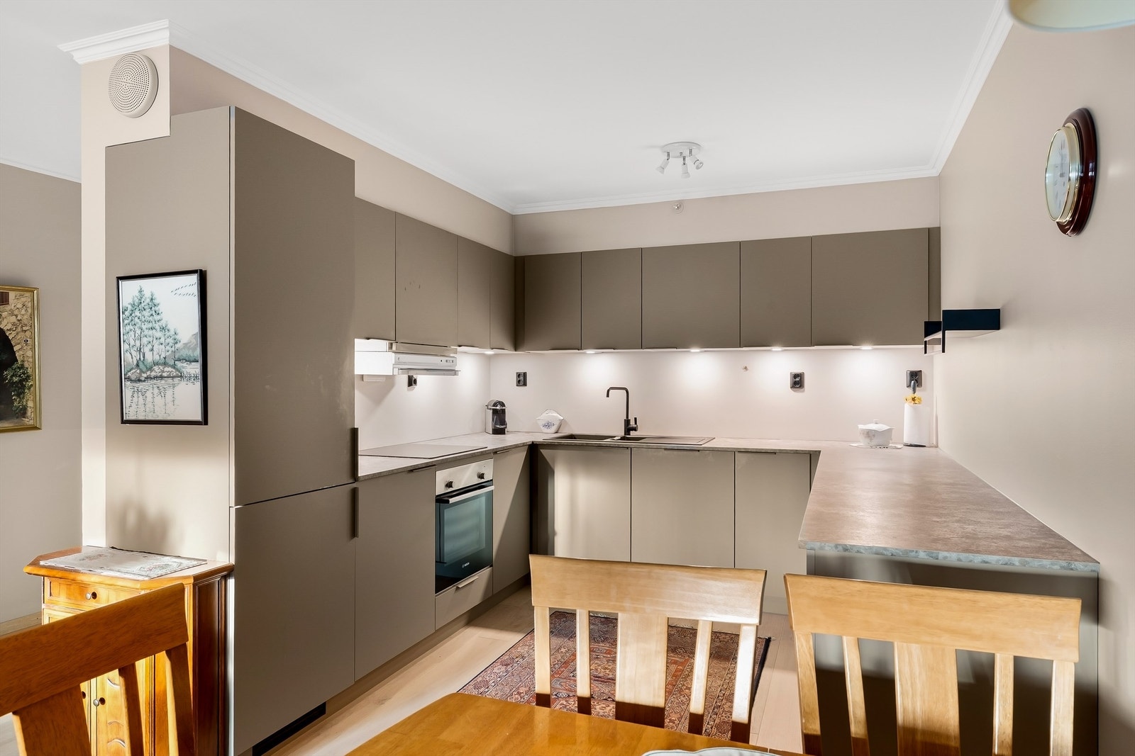 Kjøkken med integrerte hvitevarer Galleribilde