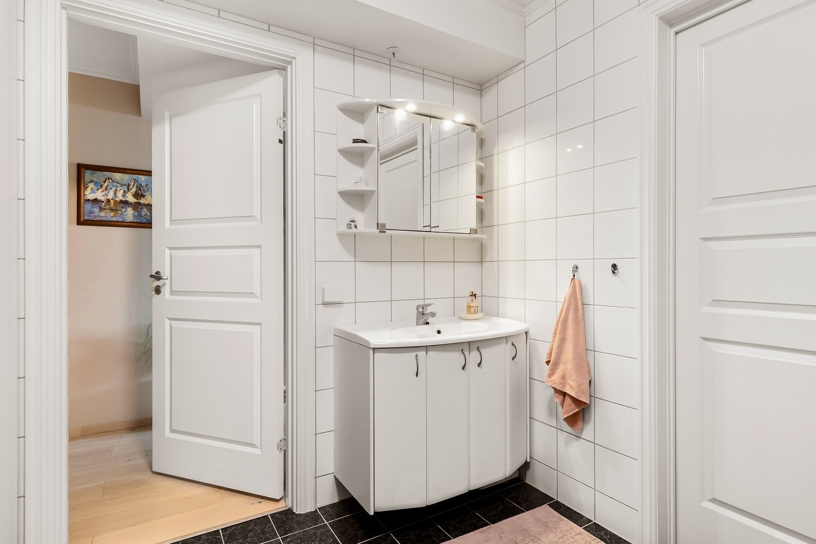 Heldekkende servant med innredning og overskap Galleribilde