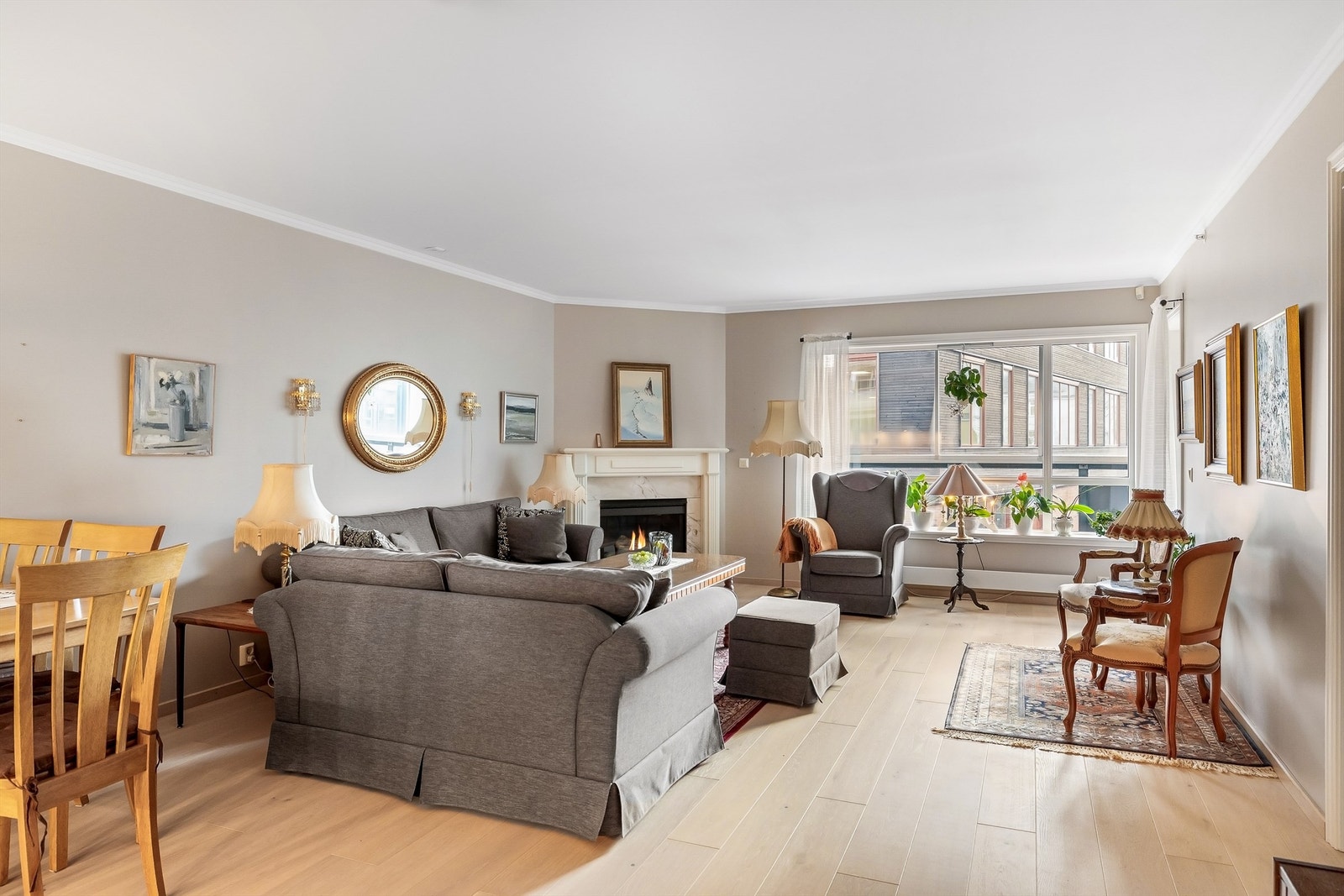 Stor og lys stue med praktisk gasspeis Galleribilde