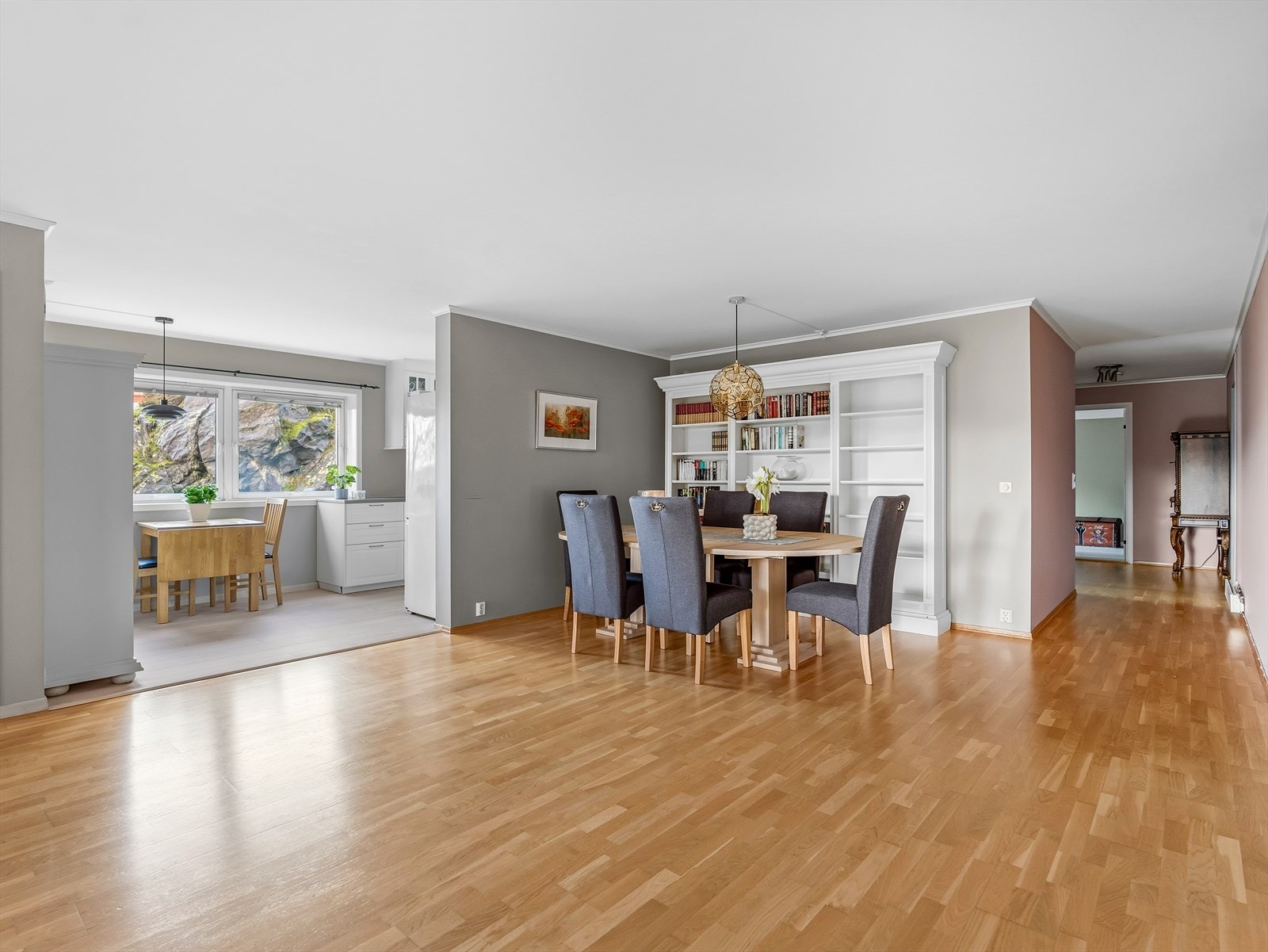 Rommet har store vindusflater som slipper inn rikelig med naturlig lys. Galleribilde