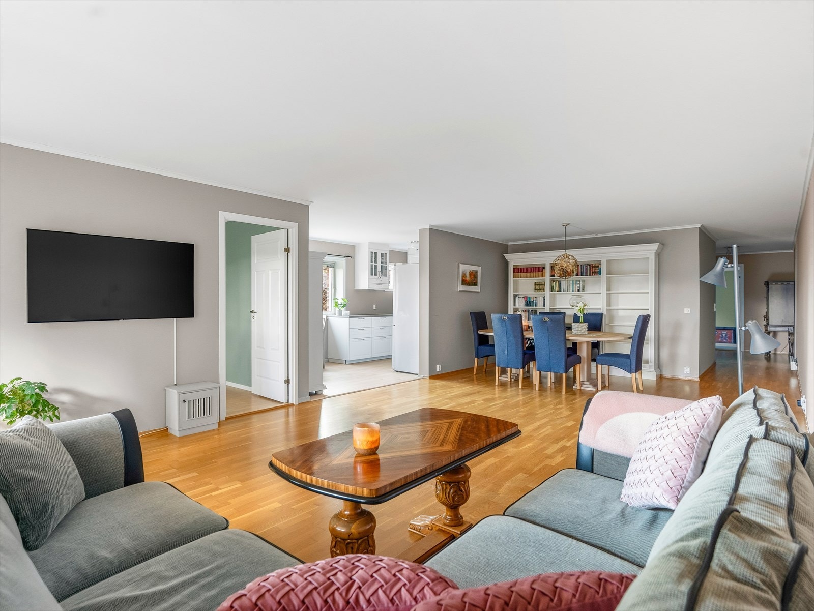 Kjøkken og stye ligger i delvis åpen løsning. Galleribilde