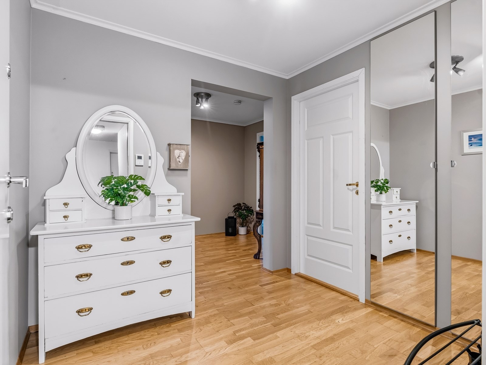 I entréen er det god plass til å henge fra seg yttertøy og sette fra seg sko i praktisk garderobe med speilfronter. Heisen i bygget tar deg enkelt fra garasjen og til leilighetsplan. Galleribilde