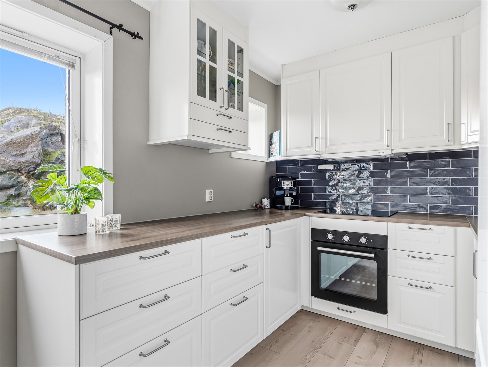 Videre er stekeovn og platetopp integrert i innredningen. Galleribilde