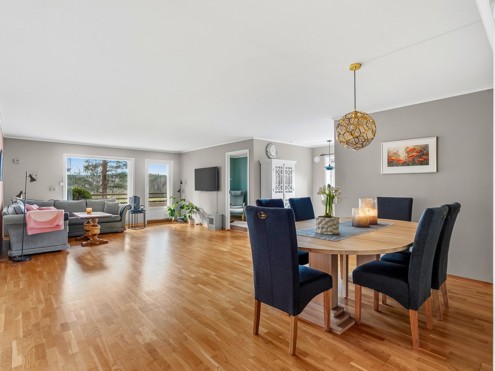 Velkommen til Nesåsveien 17, presentert av Daniel Andersson i Nordvik Bolig! En stor 4-roms på hele 132 BRA-i beliggende i rolige og landlige omgivelser. Foto: Stefan Borup Galleribilde