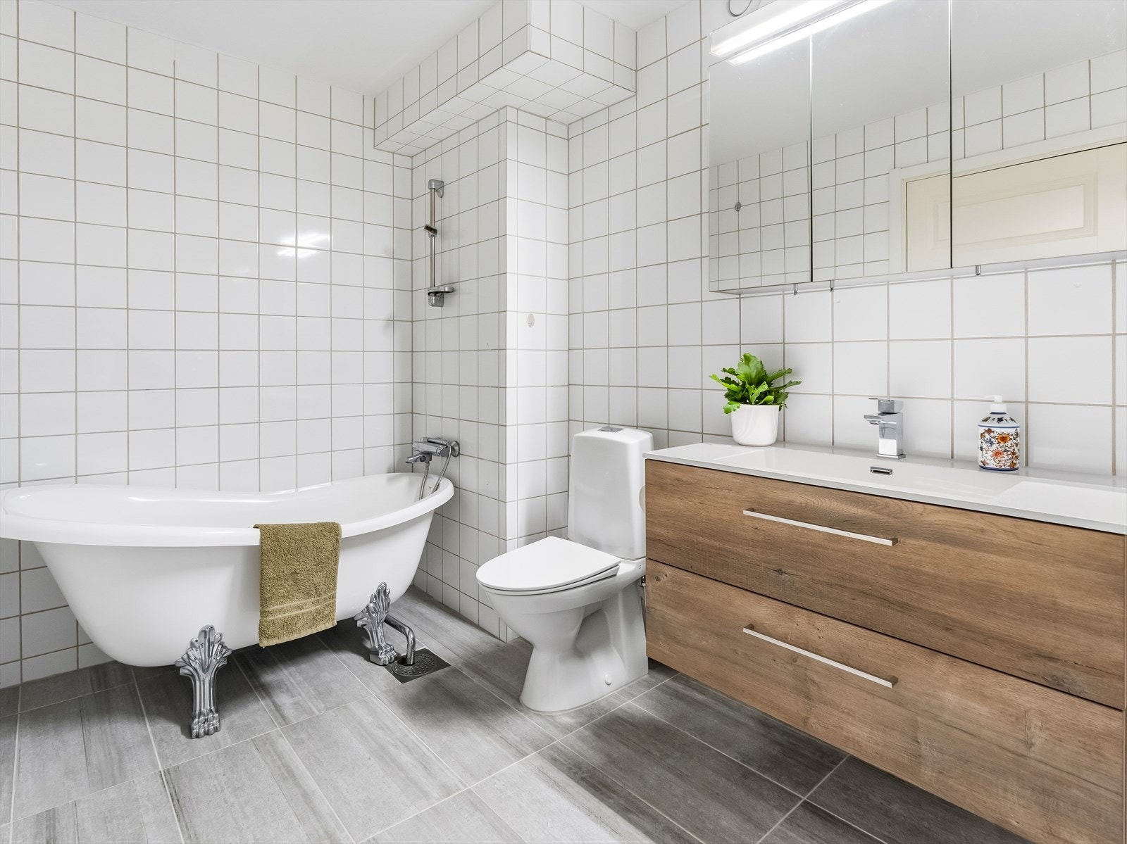 Det er lagringsplass i benkeskap med glatte fronter samt i overskap med speilfronter. Galleribilde