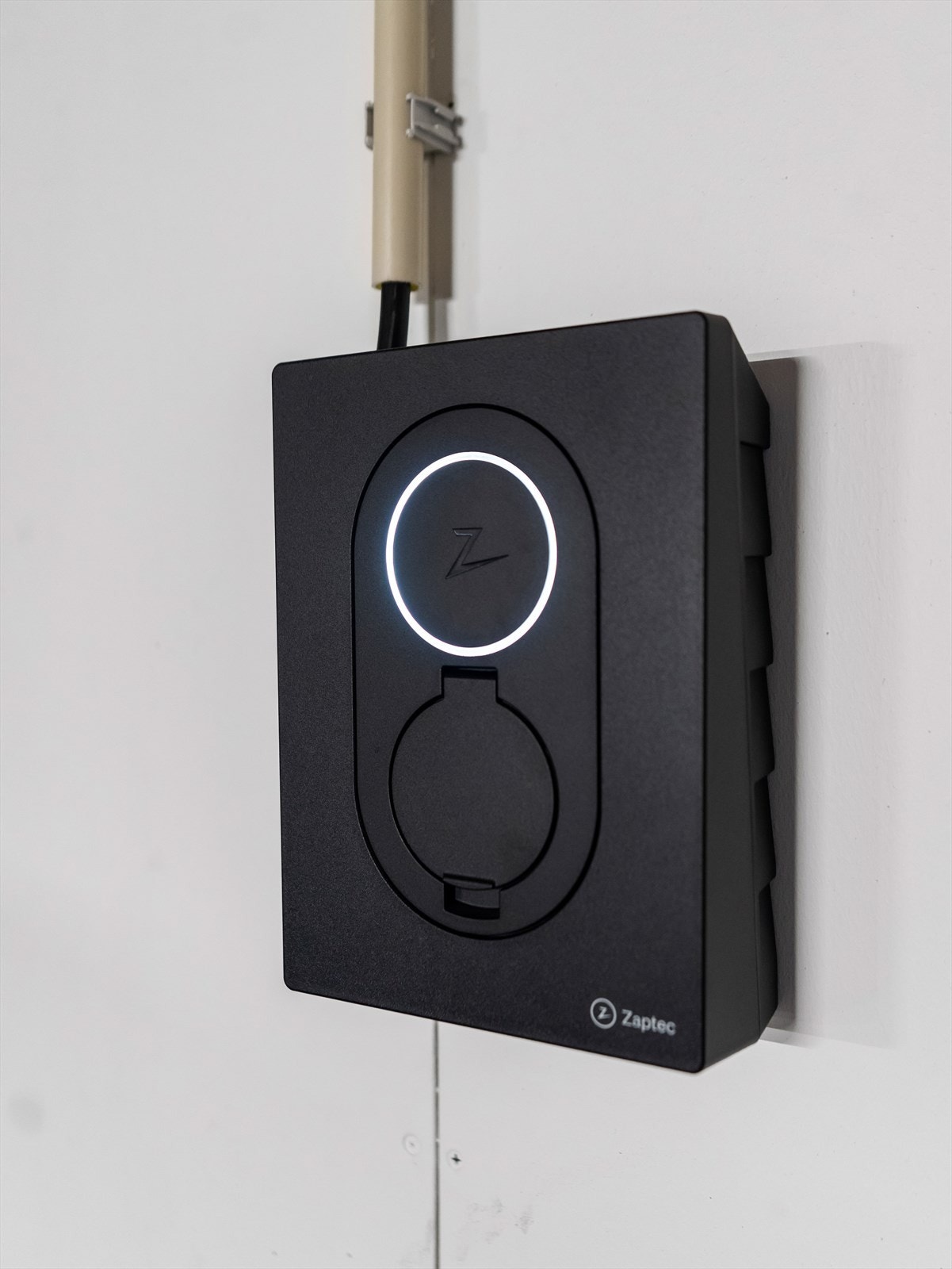 Zaptec Go ladeboks montert ved parkeringsplassen. Galleribilde