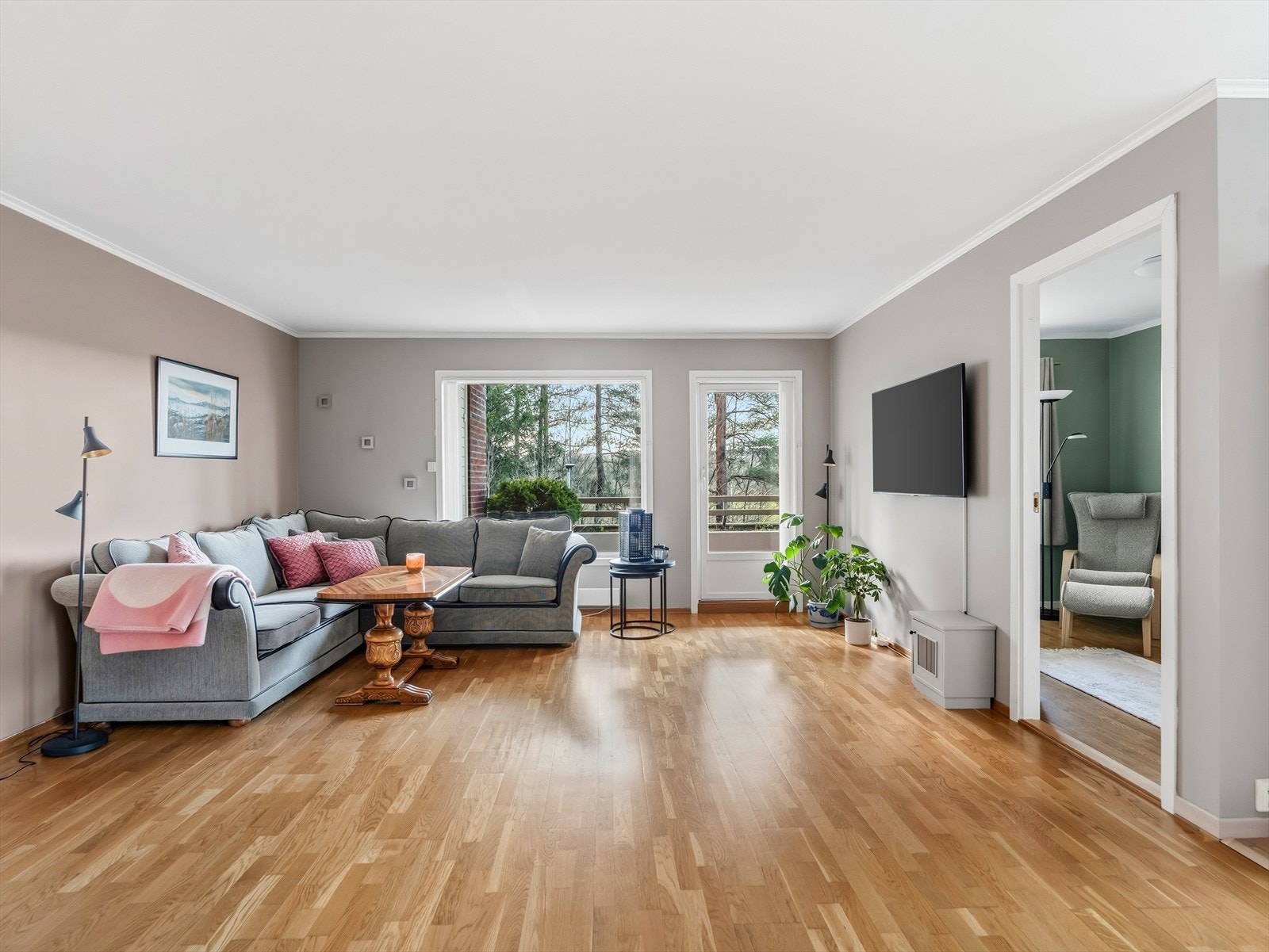 Rommet har parkett på gulvet, samt malte vegg- og takflater. Galleribilde