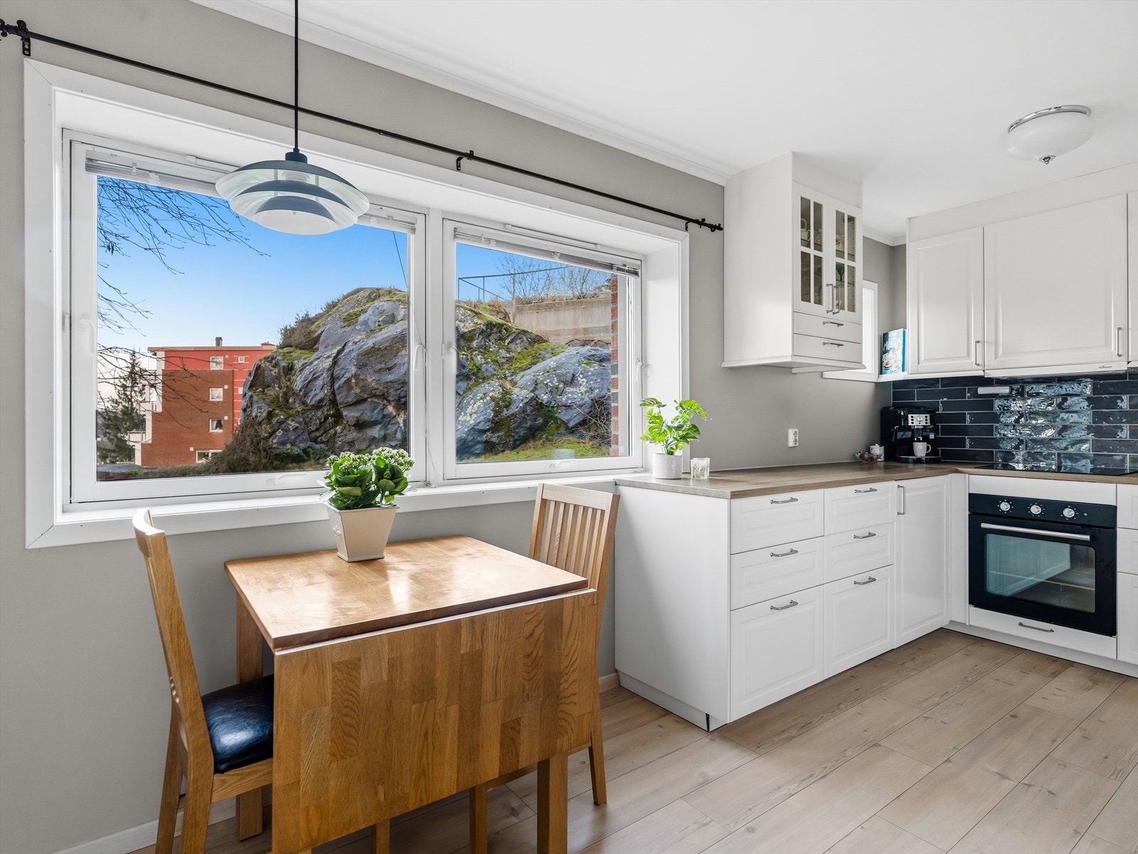 Kjøkkenet byr på rikelig med benk- og skapplass! Galleribilde