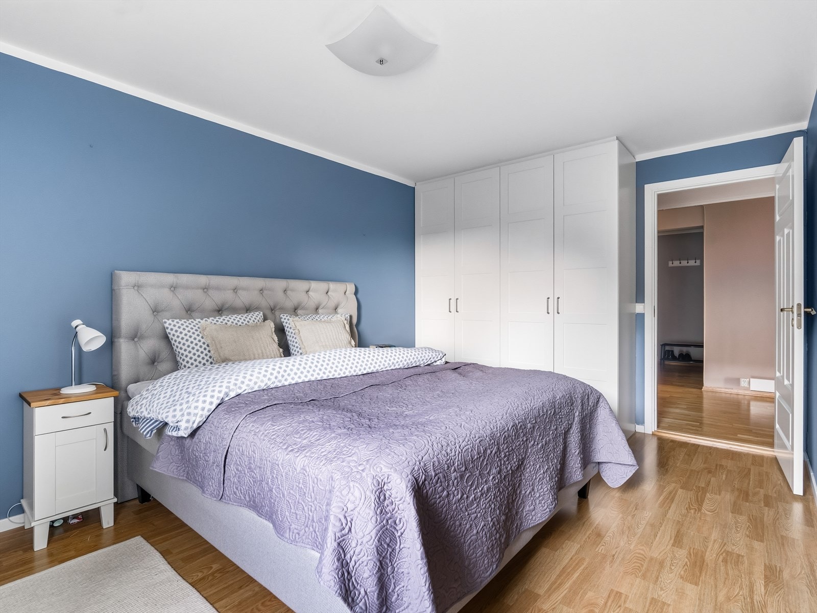 Videre er det plass til garderobeløsning. Fra hovedsoverommet er det inngang til bad. Galleribilde