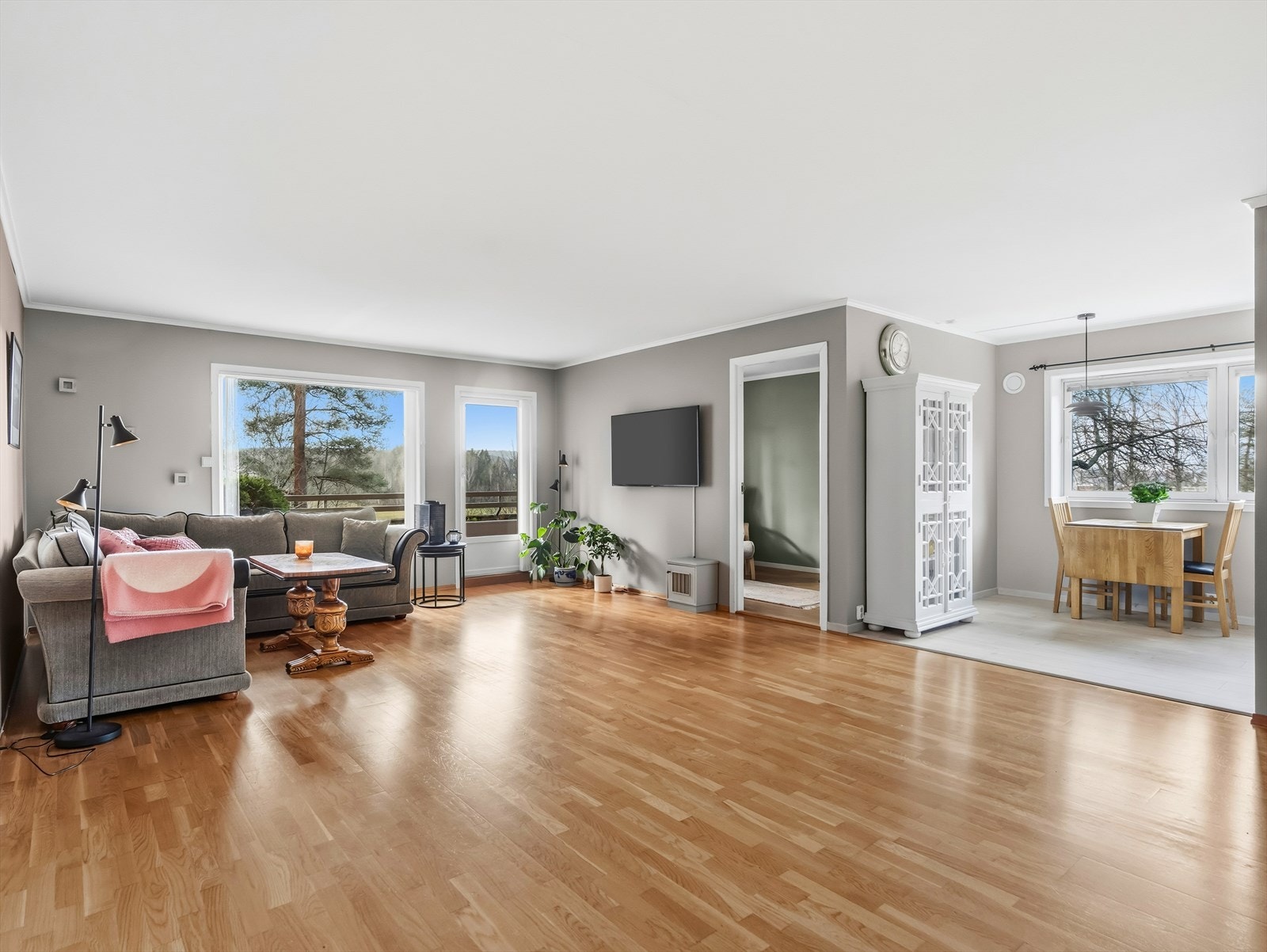 Leiligheten har en stor og lys stue, med mange innredningsmuligheter. Galleribilde