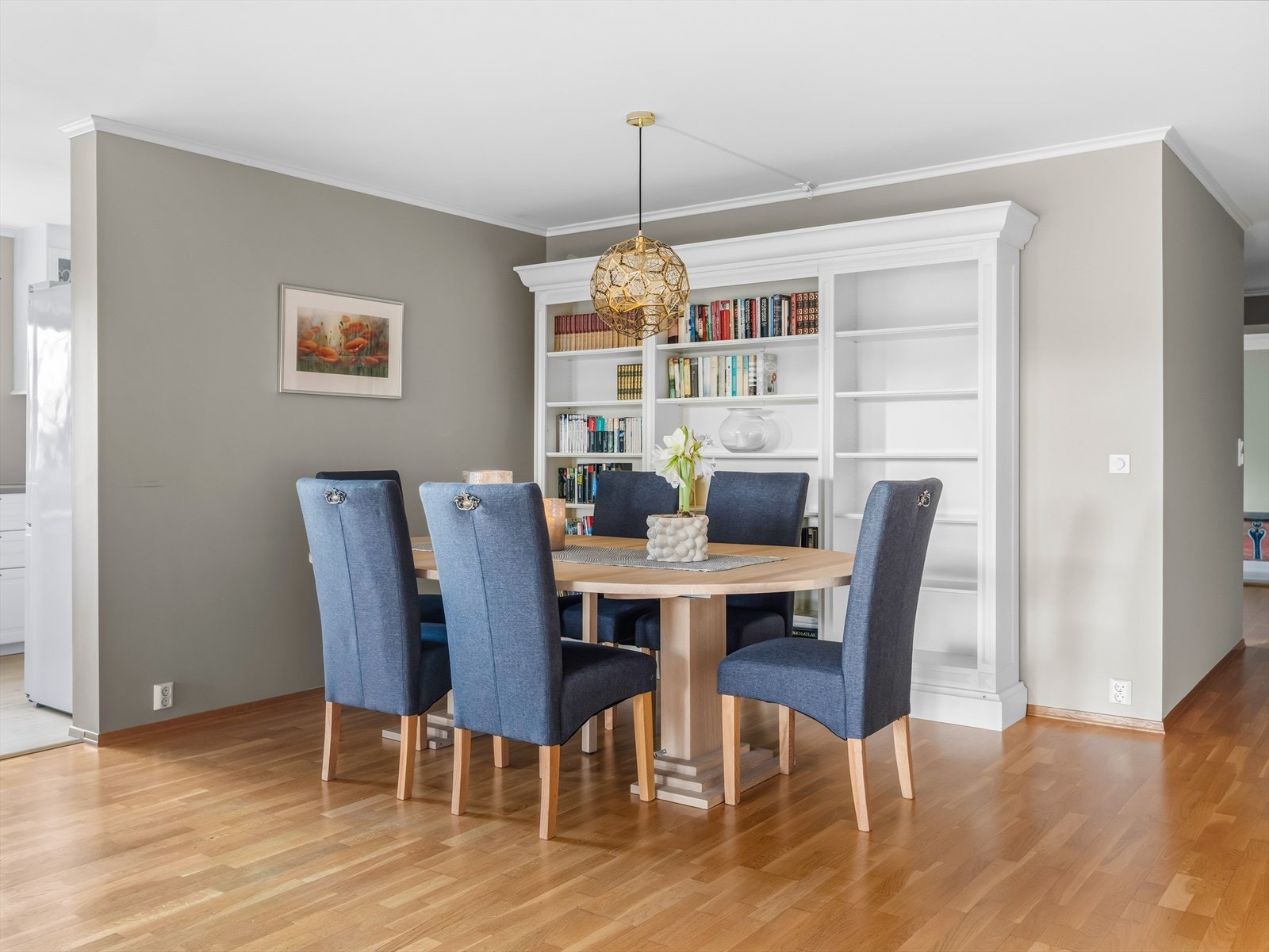 I stuen er det god plass til stor sofaseksjon, tv-møbel og spisegruppe. Galleribilde