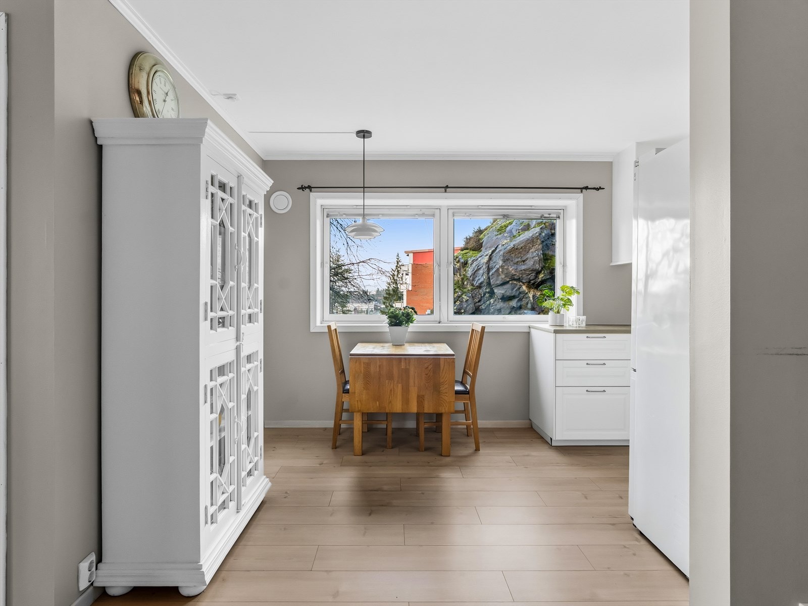 Det er plass til et spisebord ved kjøkkenvinduet. Galleribilde