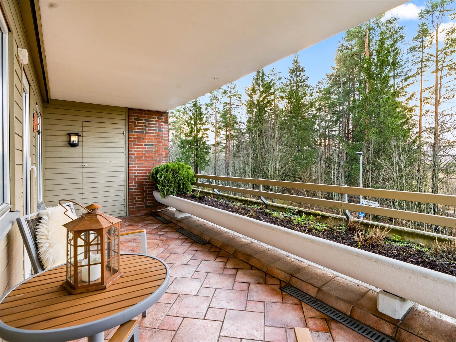 Uteplassen måler 12 m², og har god plass til utemøbler og grill. Galleribilde