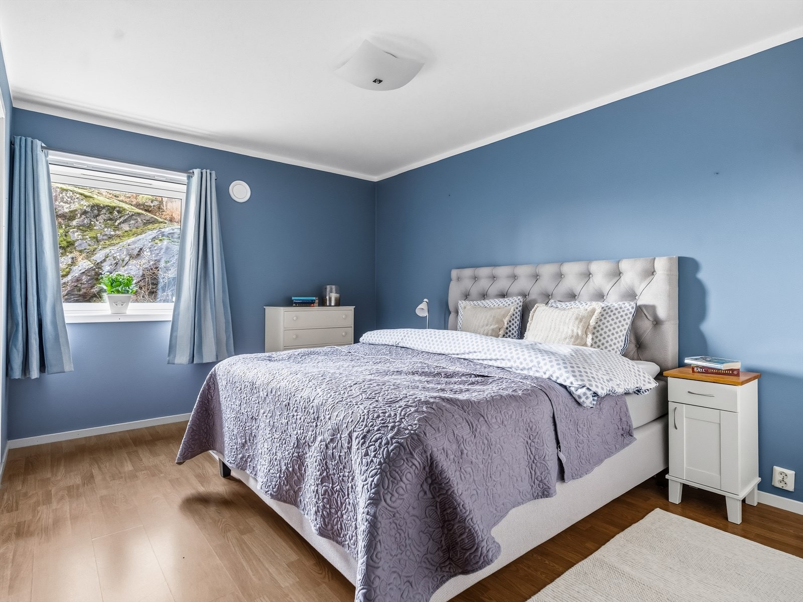 Boligen har tre soverom. Hovedsoverommet har plass til dobbeltseng med tilhørende nattbord. Galleribilde