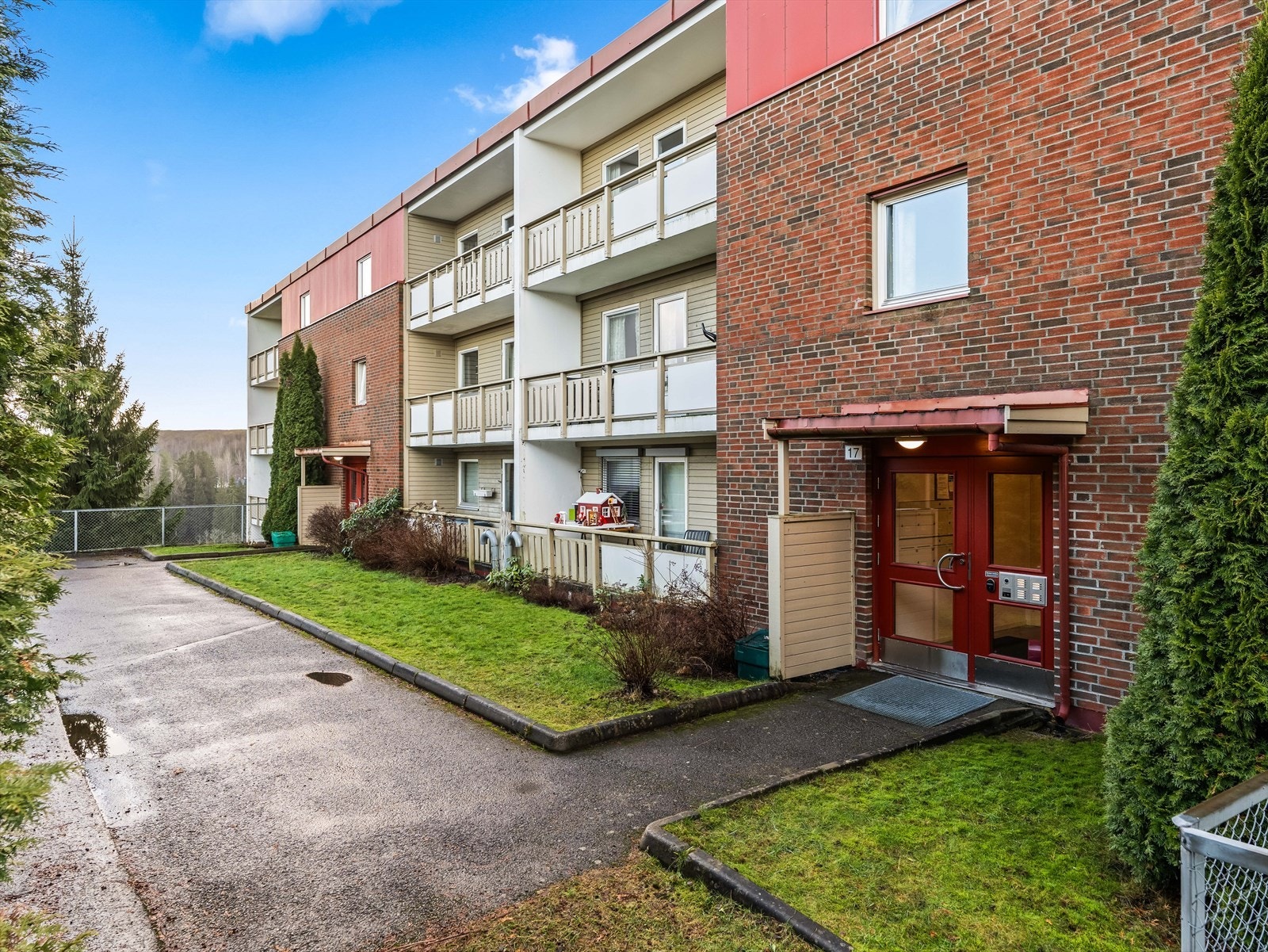 Inngangsparti fra bakkeplan. Det er heis i bygget. Galleribilde