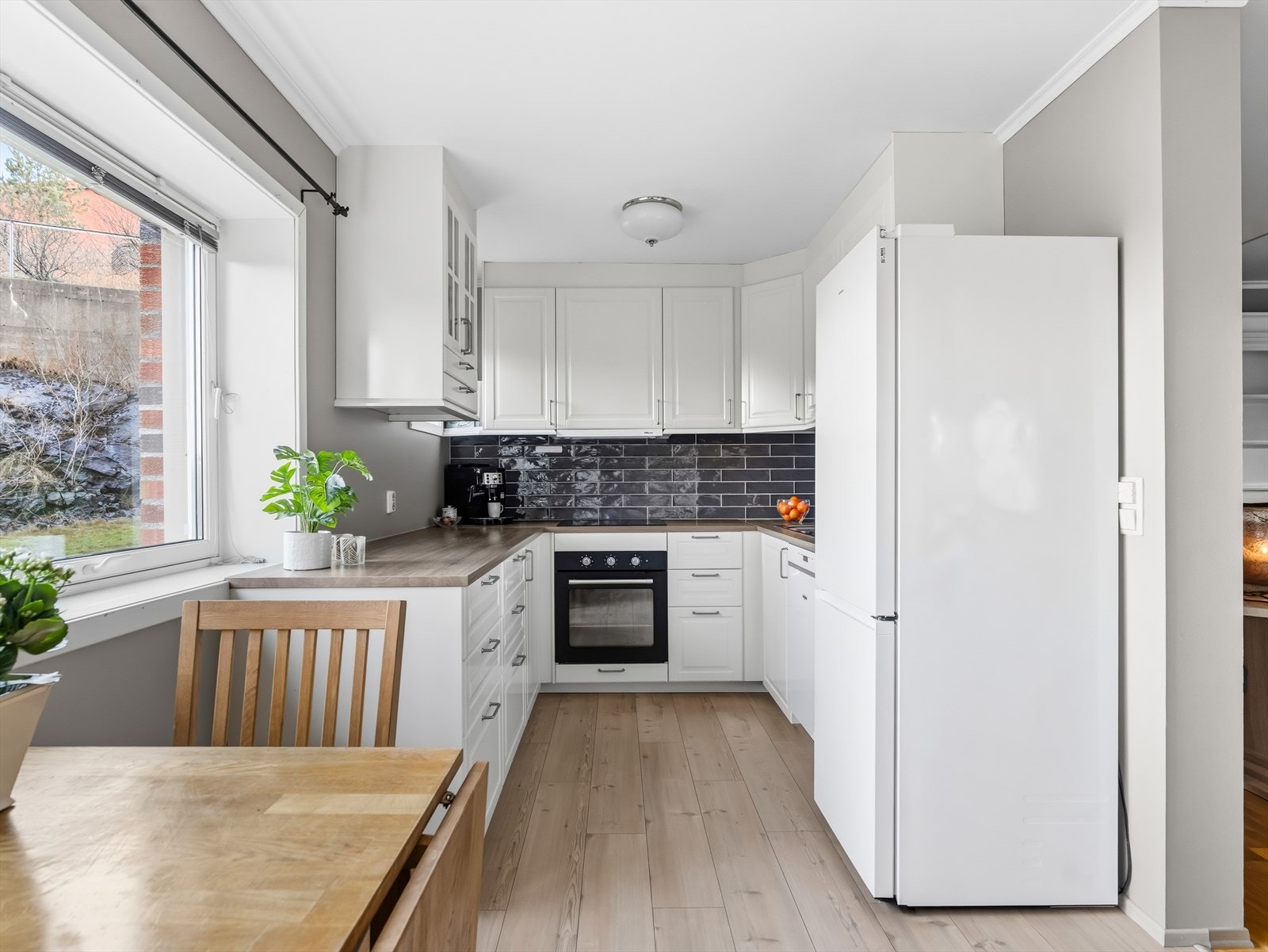 Beliggenheten er barnevennlig og naturnær, med lysløype rett utenfor døren og umiddelbar nærhet til barnehage og bussholdeplass. Galleribilde