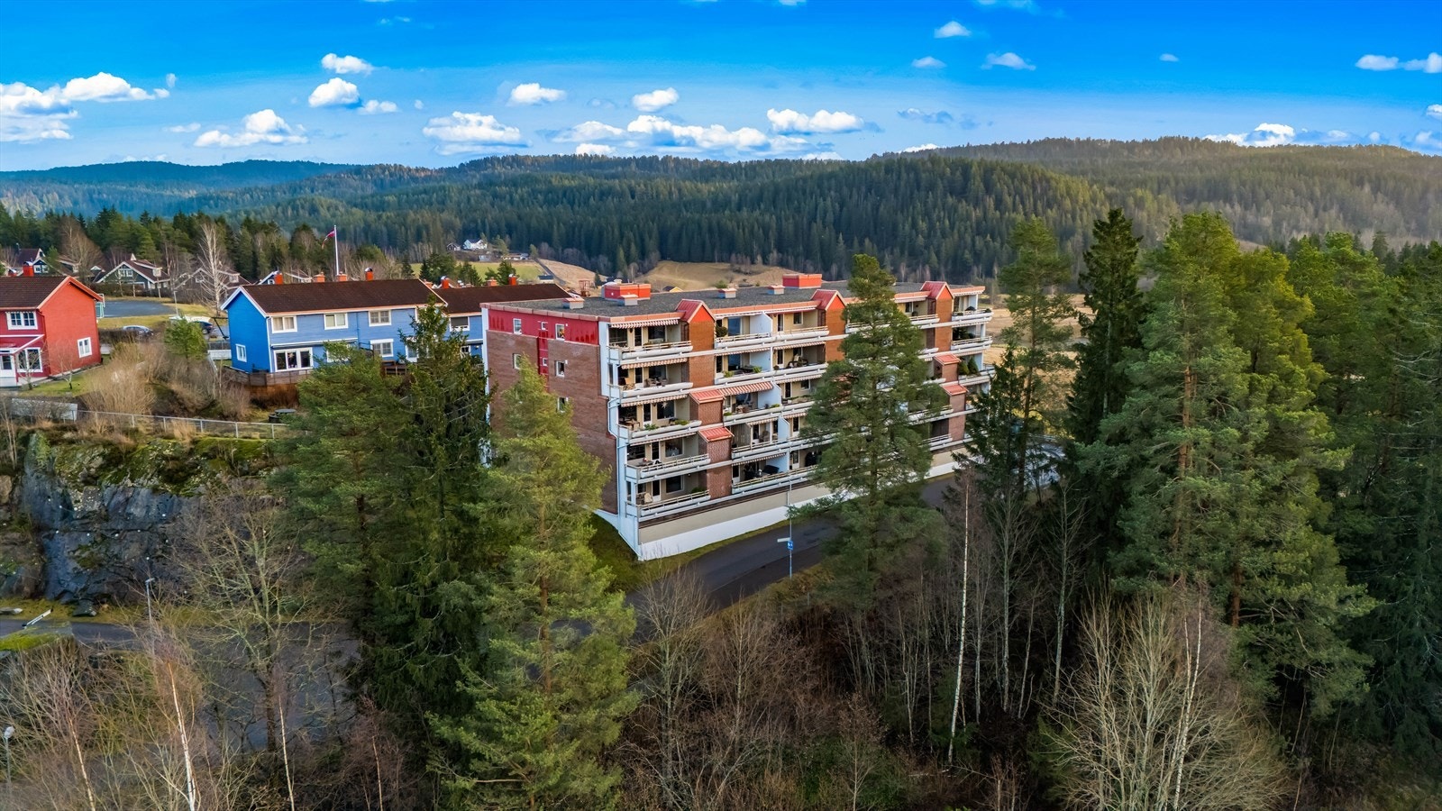 Nesåsveien 17 ligger i et rolig og attraktivt boligområde på Nesåsen ved Finstadjordet i Lørenskog kommune. Galleribilde