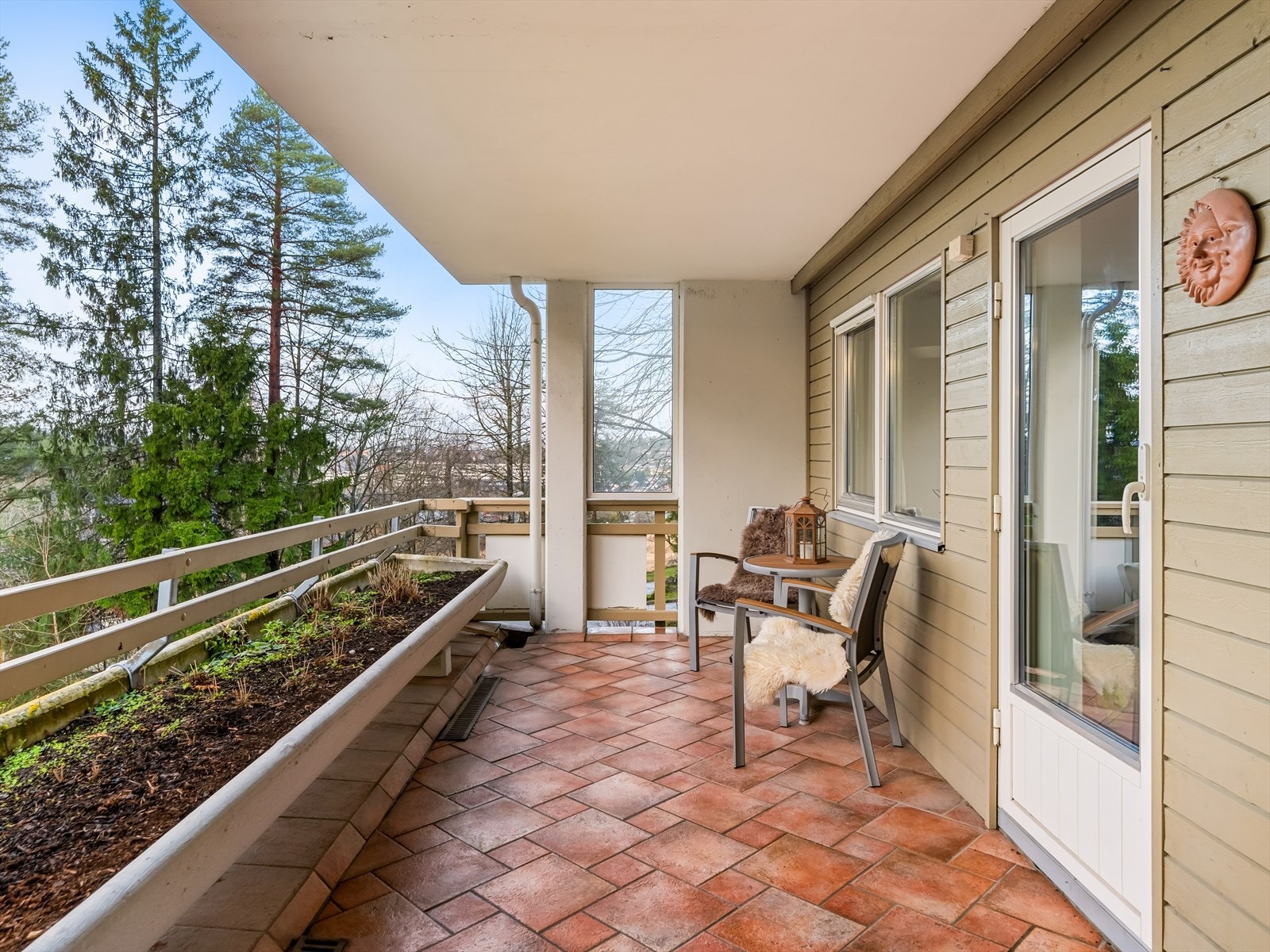 Uteplassen er vendt ut mot et fint skogsområde, med videre utsikt ut mot nærområdet. Galleribilde