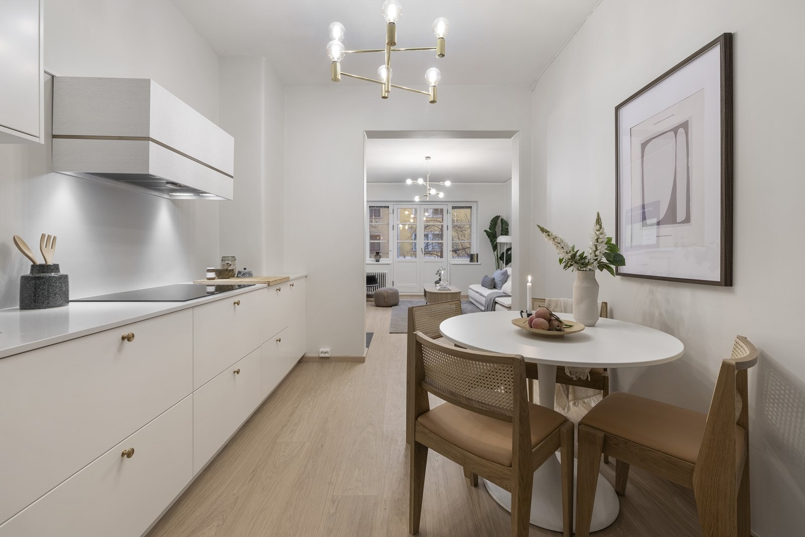 Ventilator med kullfilter over koketoppen. Galleribilde