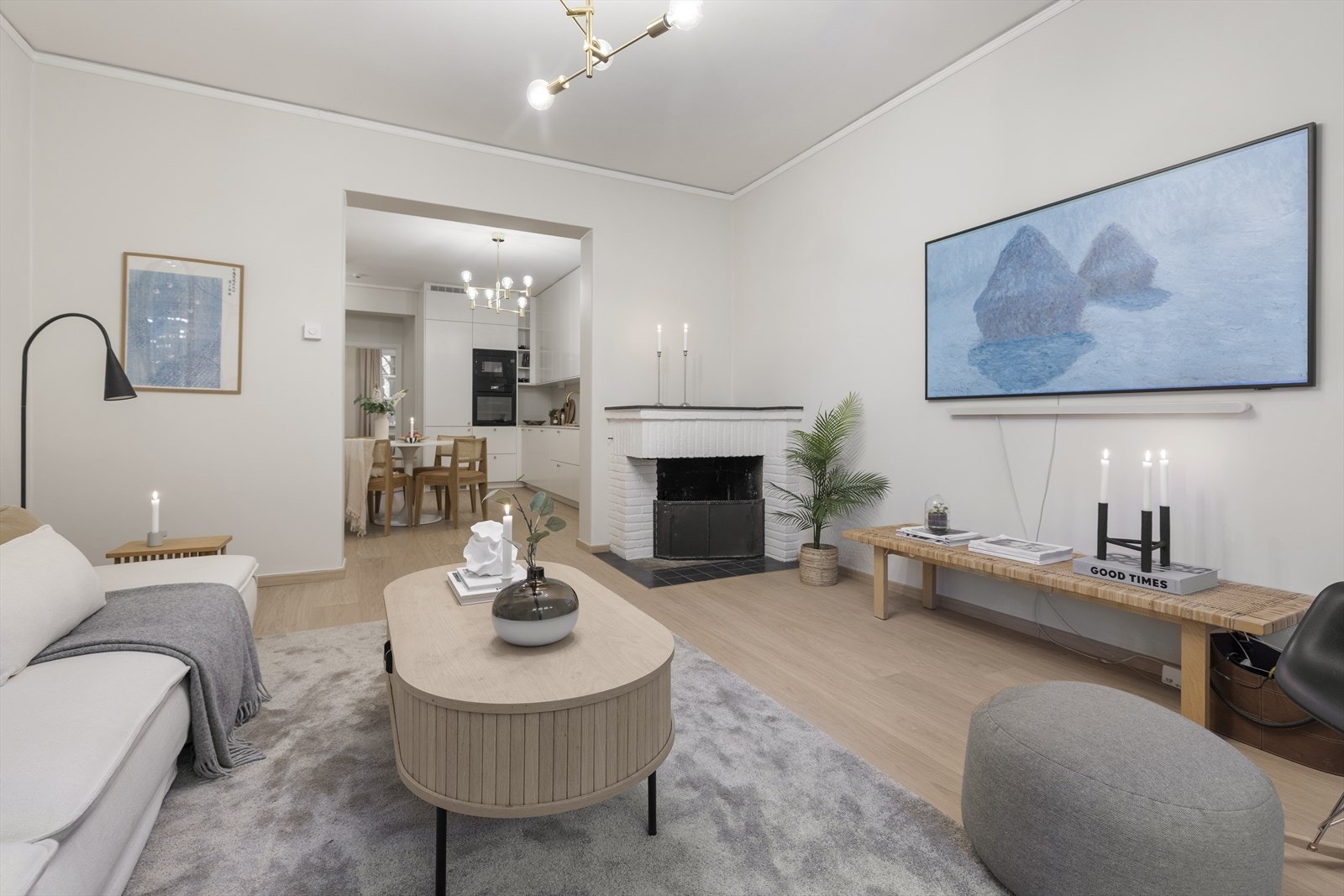 Stuen er lys og innbydende, med flott peis og åpen forbindelse til kjøkkenet. Galleribilde