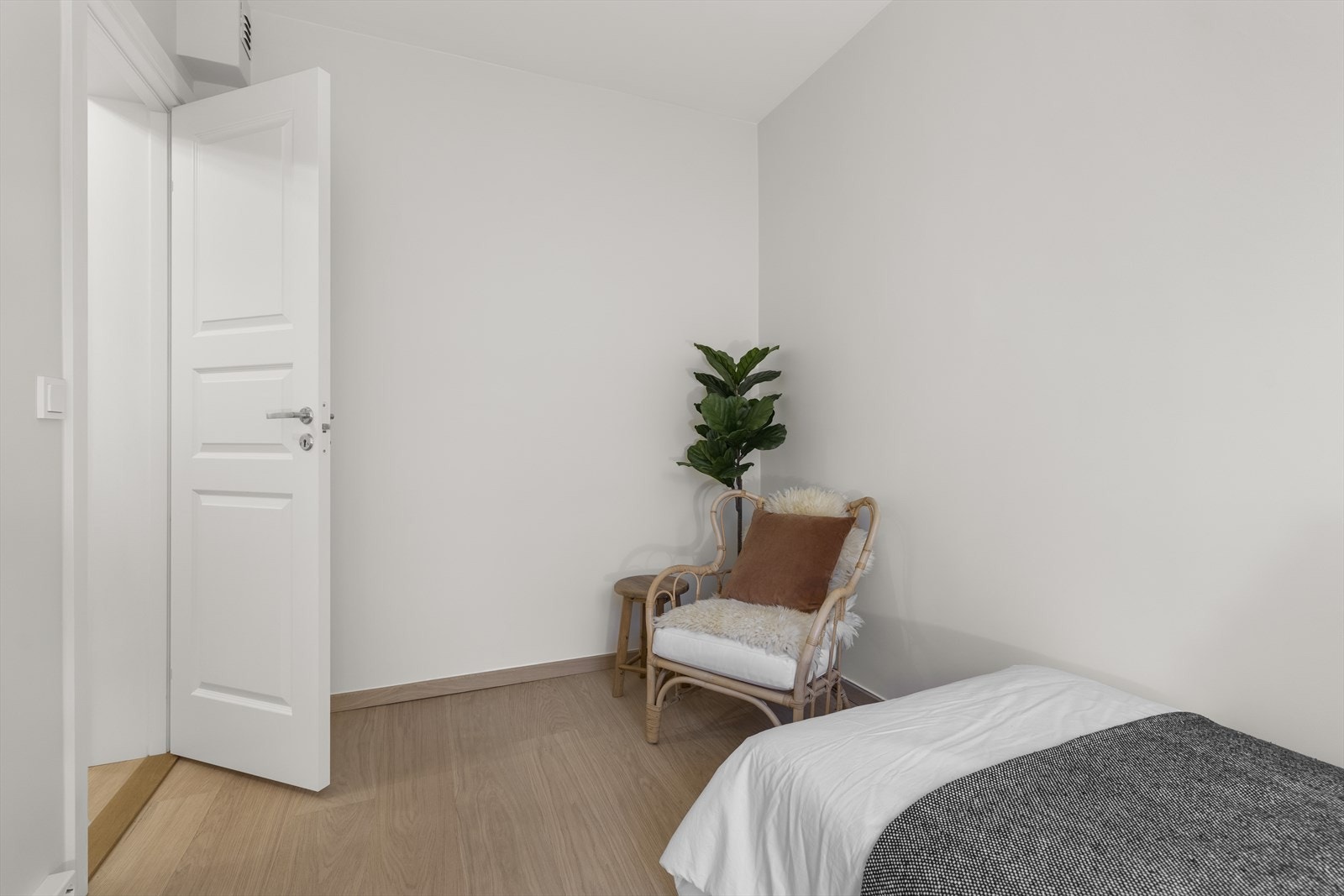 Fleksibelt soverom nr. 2 med plass til både skap og arbeidsplass. Galleribilde