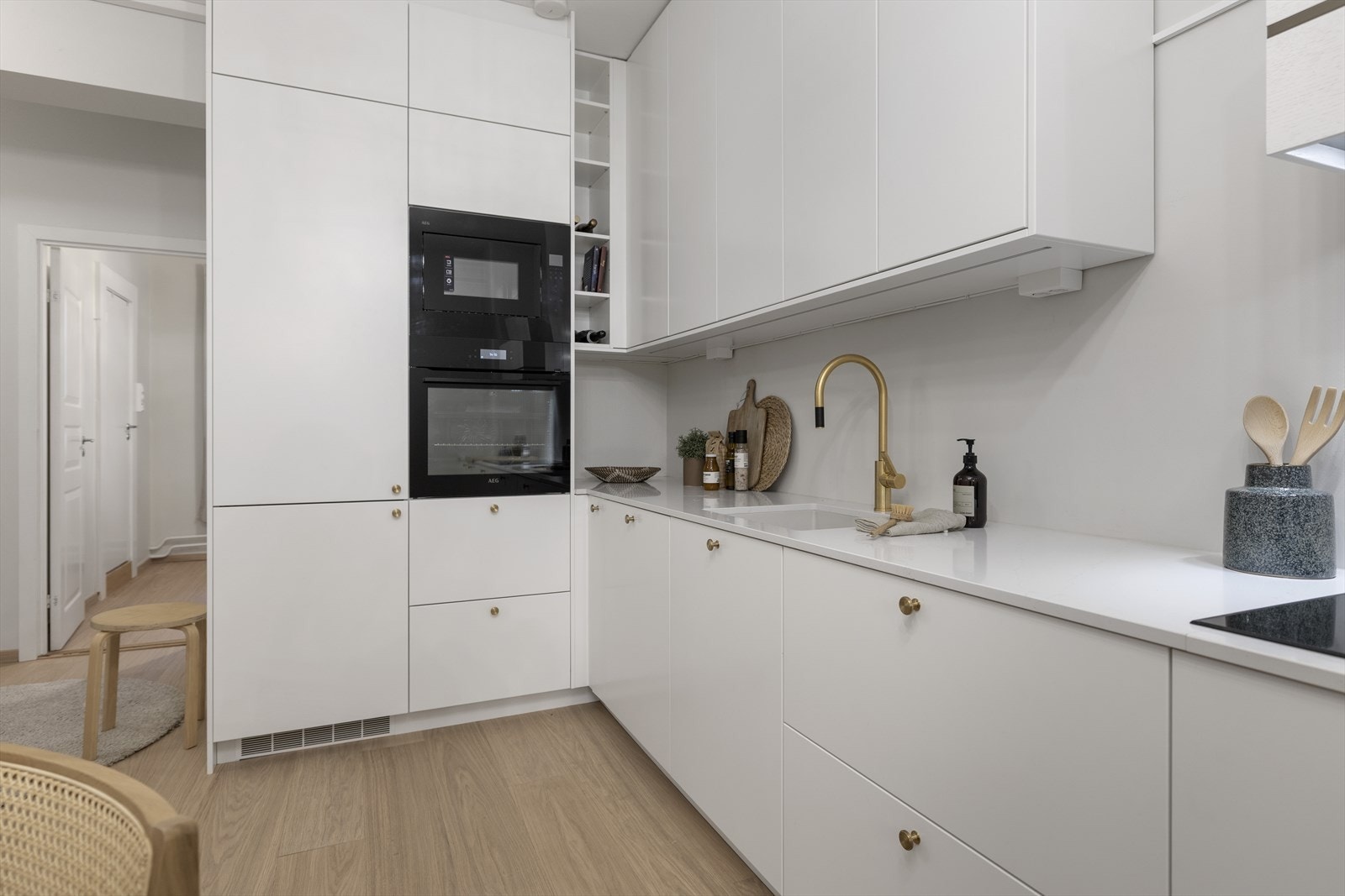 Kjøkkenet er utstyrt med AEG-hvitevarer, bestående av induksjonstopp, mikroovn, stekeovn, kjøl/frys og oppvaskmaskin, samt ventilator med kullfilter over koketoppen. Galleribilde